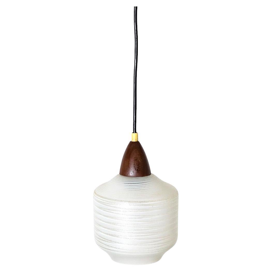 Lampada a sospensione di metà secolo Philips Attributed in teak e vetro strutturato a strisce in vendita