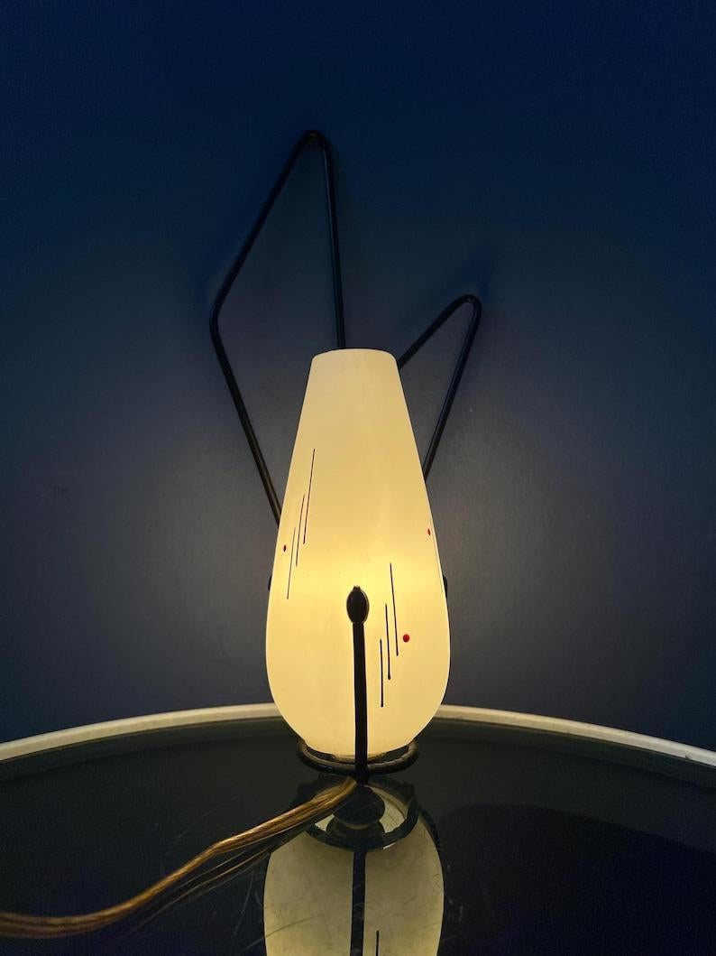 Lámpara de pared Philips de cristal opalino de mediados de siglo con marco negro, años 70 siglo XX en venta
