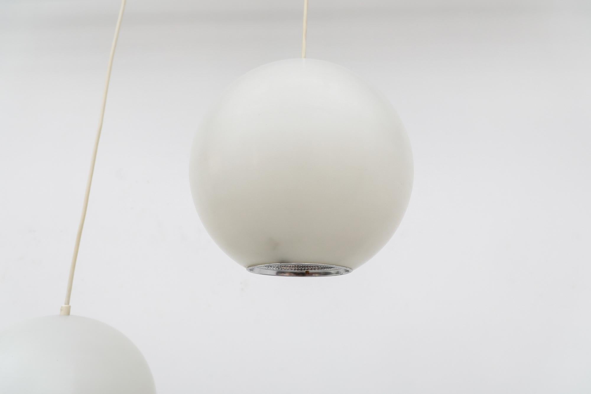 Lámparas colgantes Globe Lighting de plexiglás Philips de mediados de siglo en venta 6