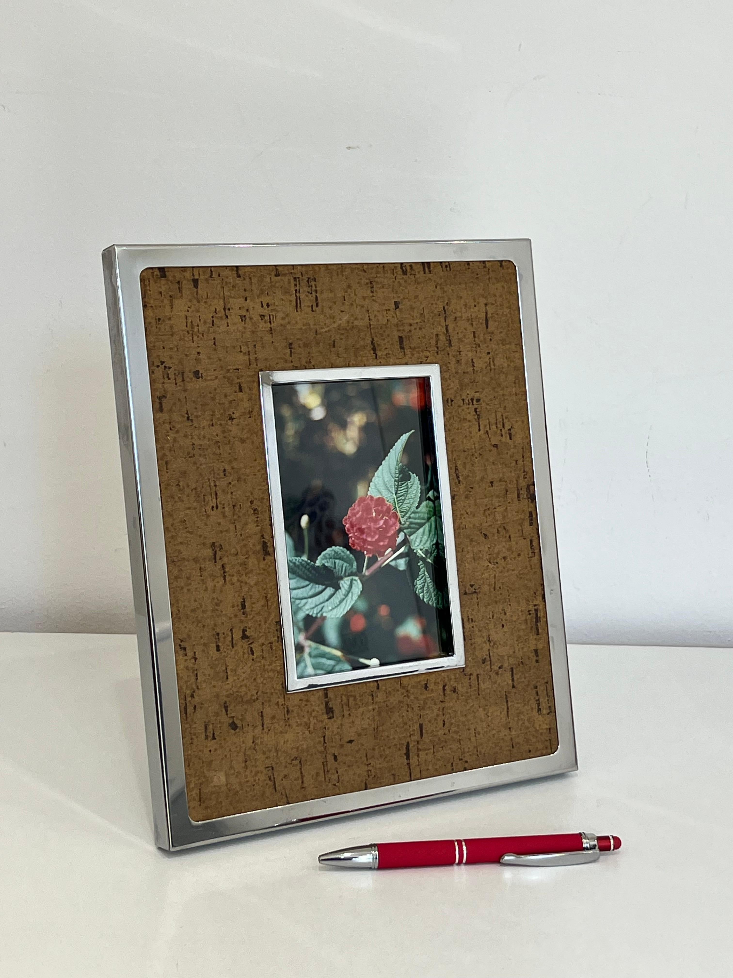 Portafoto di metà secolo Made in Italy, anni '60
Steele e sughero.
Condit e in buone condizioni, misura 27 cm di altezza e 22 cm di larghezza. L'alloggio per la fotografia misura 15 cm x 10 cm.
Se lo collochi in casa tua, darà un piacevole tocco