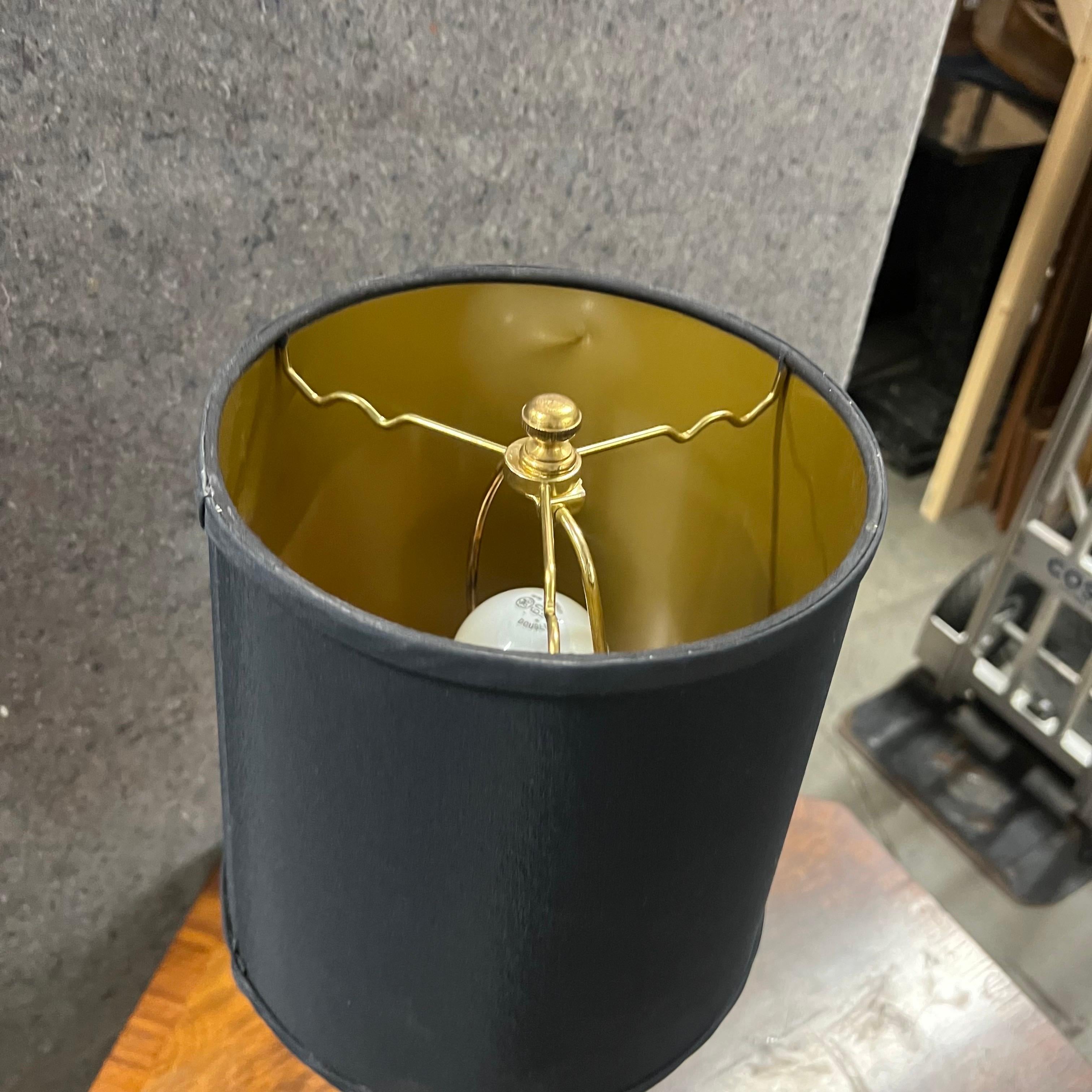 Lampada di metà secolo in metallo nero e oro traforato in vendita 3