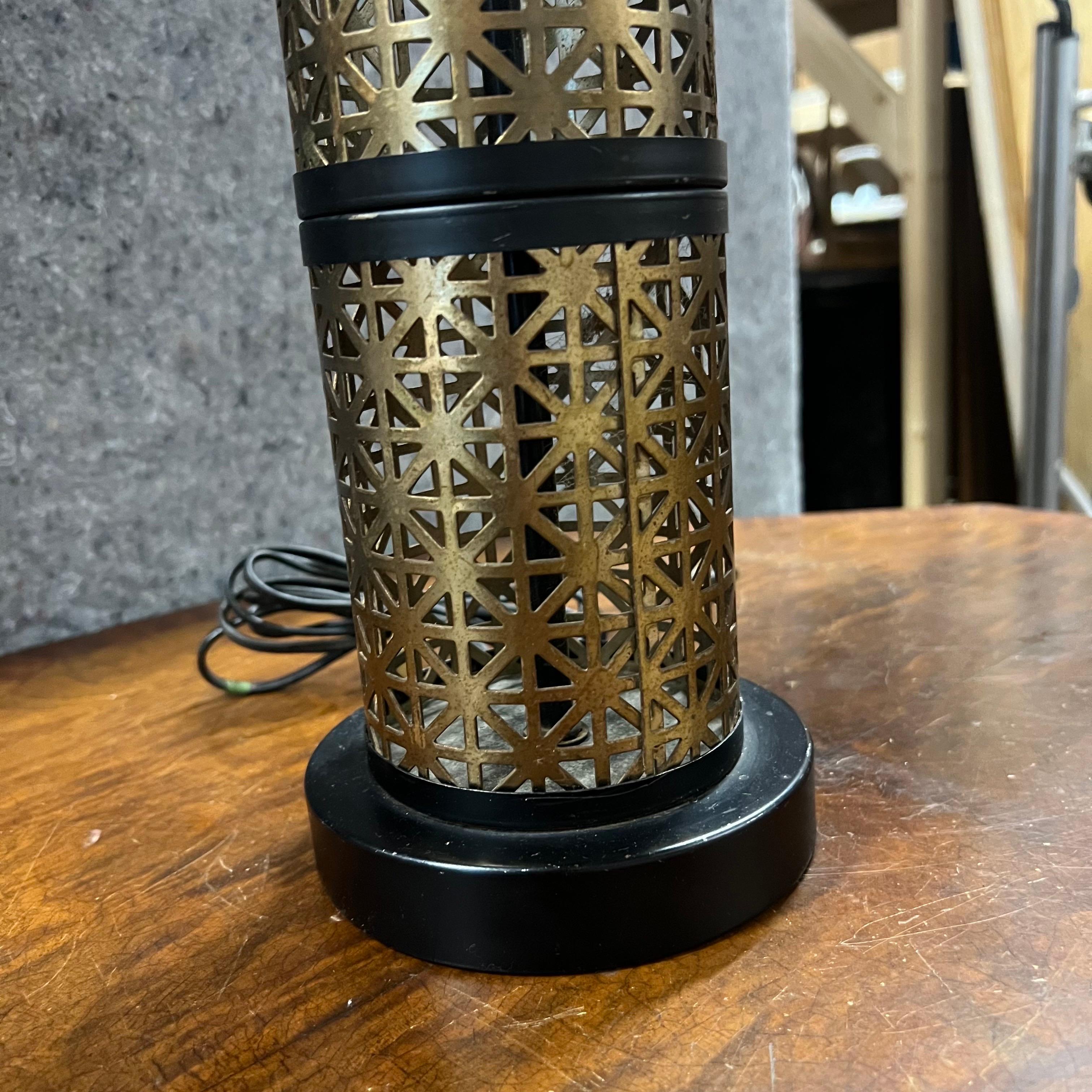 Mid-Century moderno Lampada di metà secolo in metallo nero e oro traforato in vendita