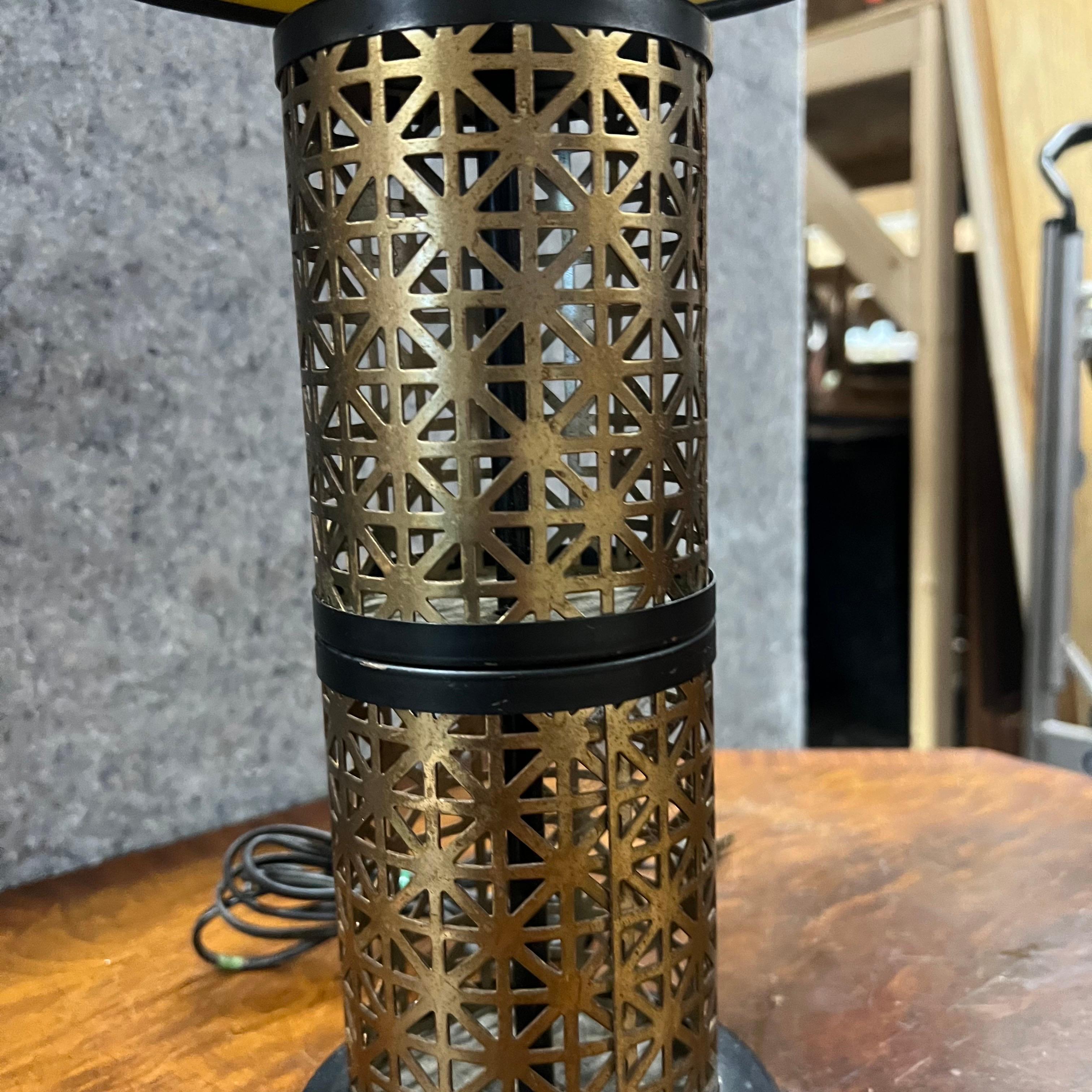 Americano Lampada di metà secolo in metallo nero e oro traforato in vendita