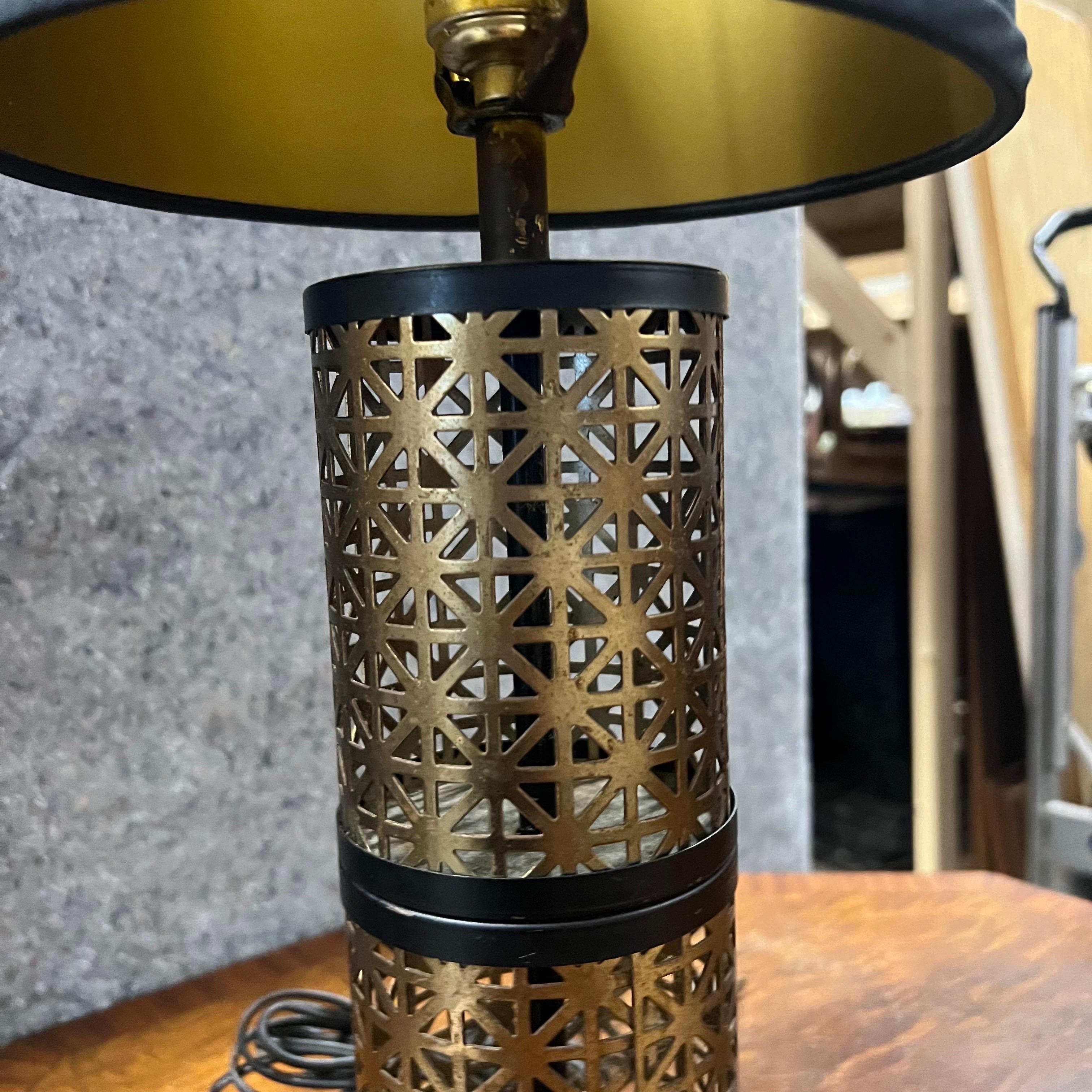 Lampada di metà secolo in metallo nero e oro traforato In condizioni buone in vendita a Charleston, SC