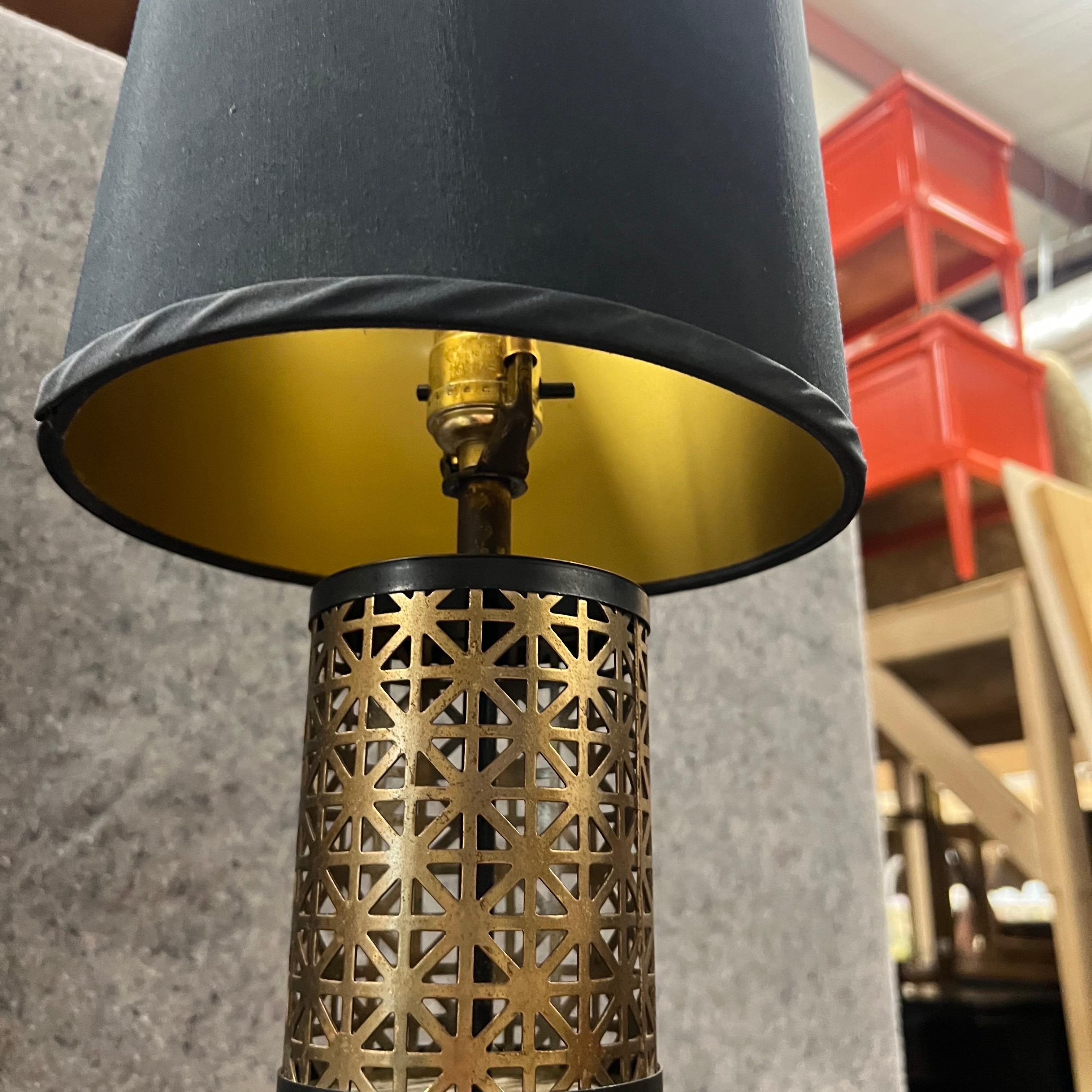 Metà XX secolo Lampada di metà secolo in metallo nero e oro traforato in vendita