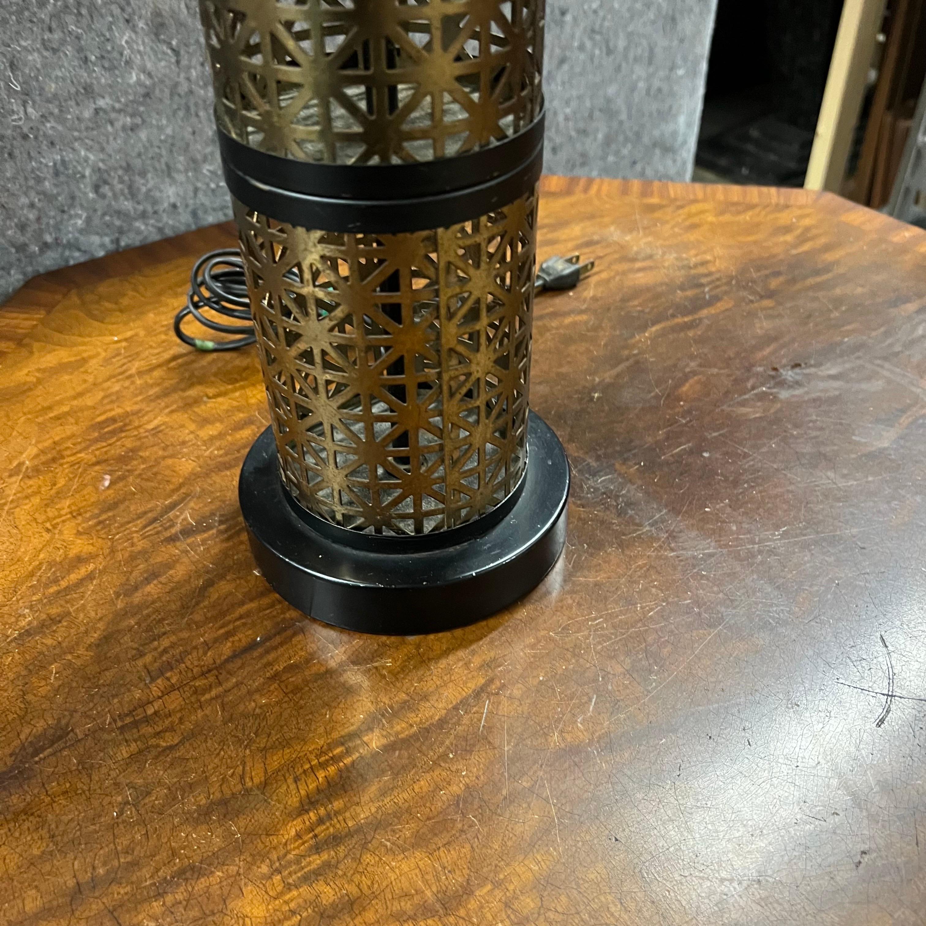 Metallo Lampada di metà secolo in metallo nero e oro traforato in vendita
