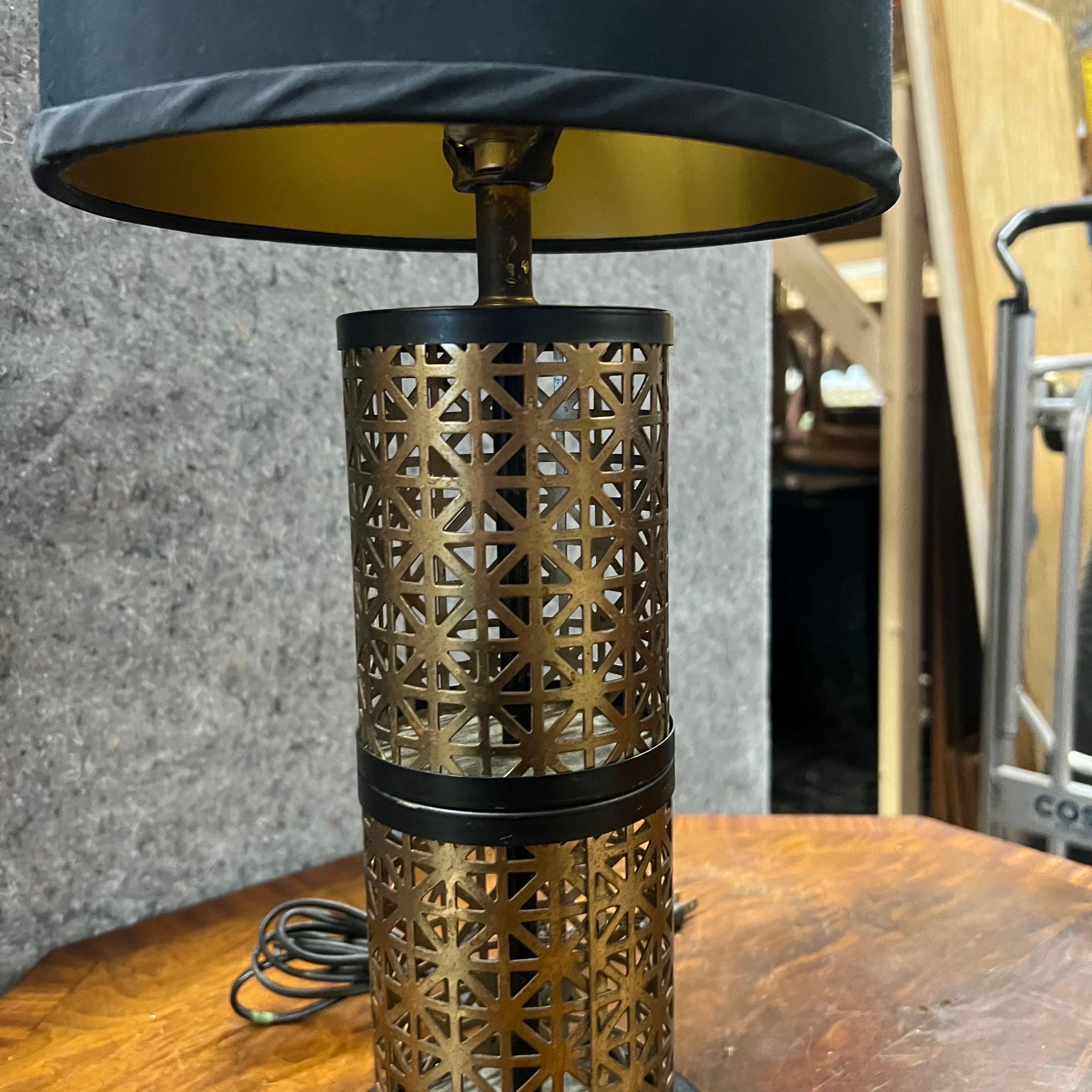 Lampada di metà secolo in metallo nero e oro traforato in vendita 1