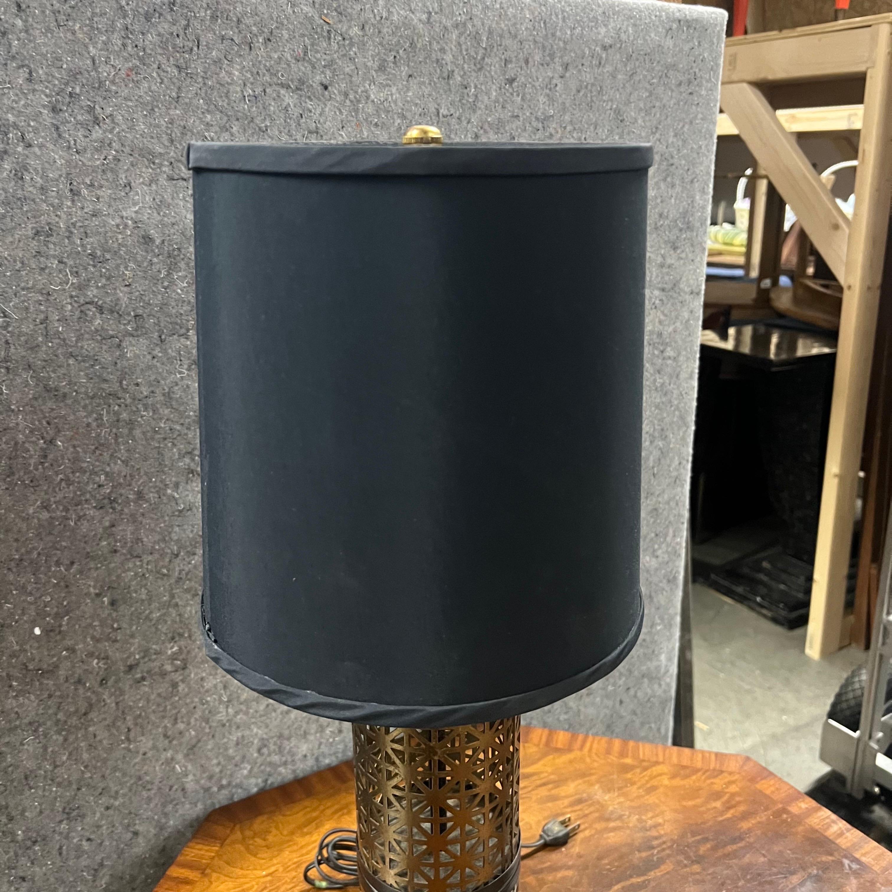 Lampada di metà secolo in metallo nero e oro traforato in vendita 2