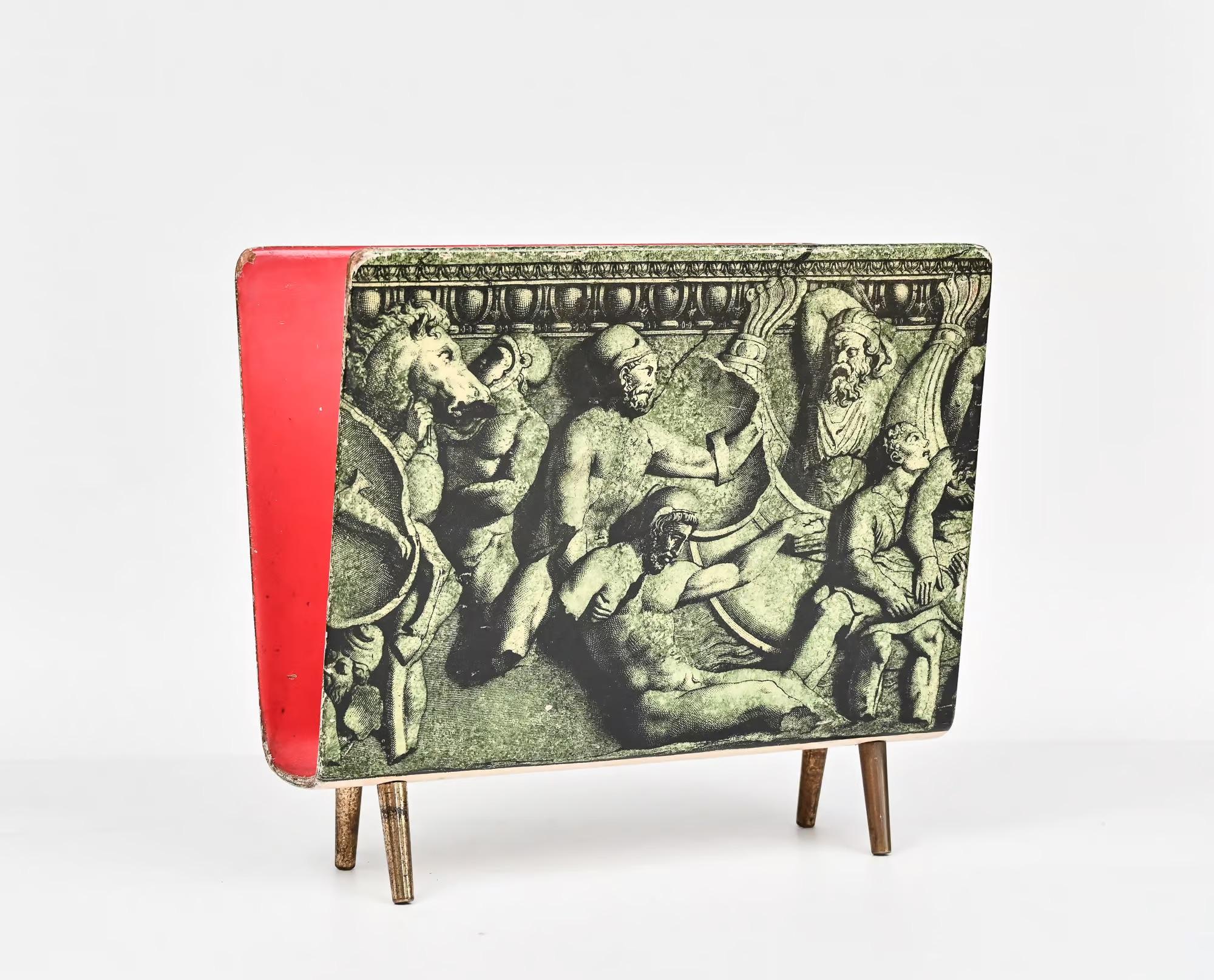 Piero Fornasetti Zeitschriftenständer mit Holzrahmen und

Siebdruckdekoration 