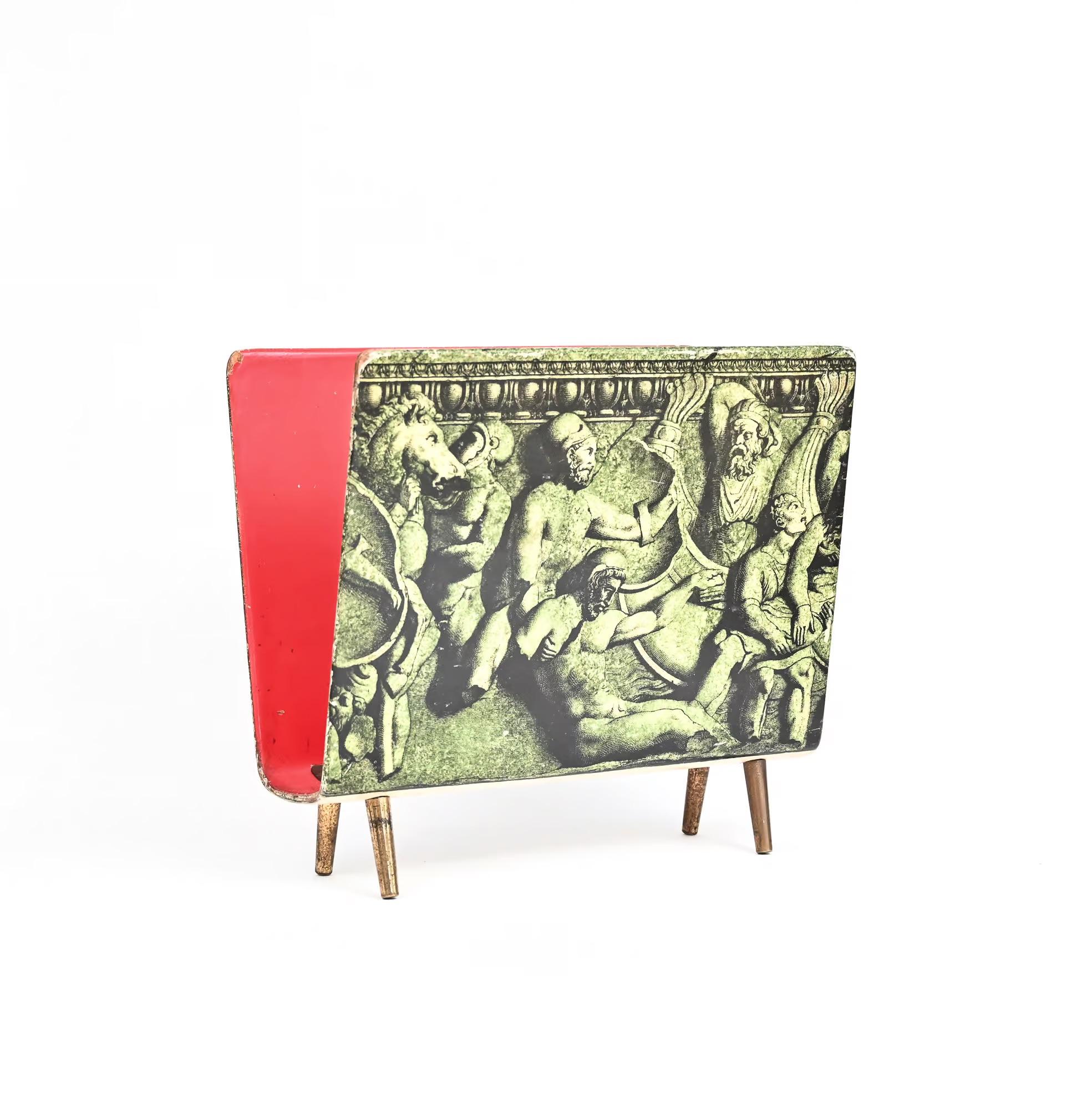 Piero Fornasetti Bassorilievo-Magazinständer aus der Mitte des Jahrhunderts (Moderne der Mitte des Jahrhunderts) im Angebot