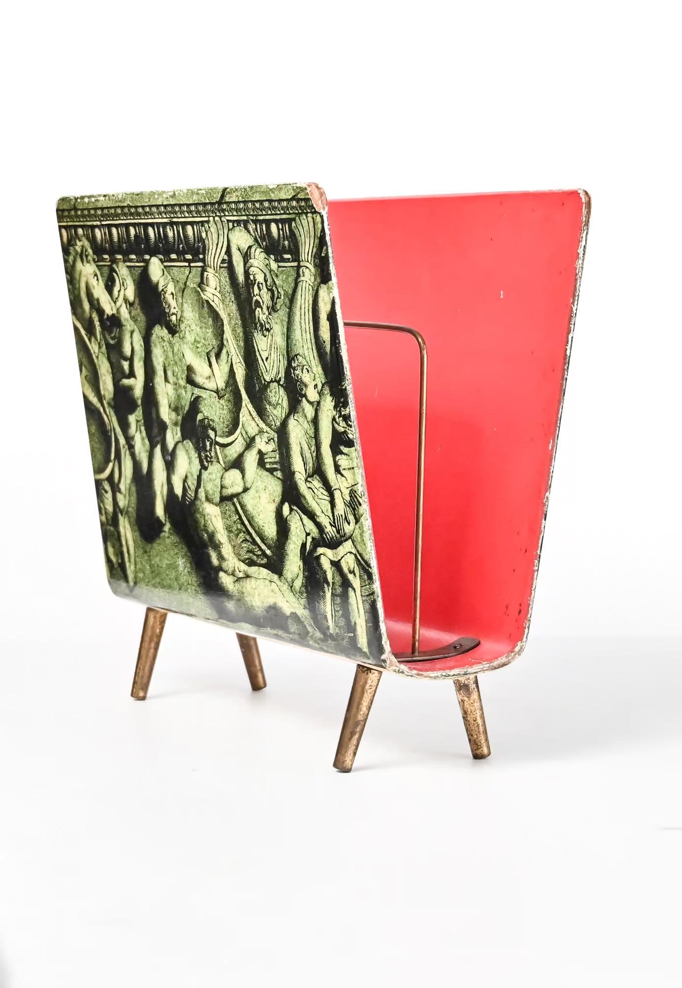 Piero Fornasetti Bassorilievo-Magazinständer aus der Mitte des Jahrhunderts (Italienisch) im Angebot
