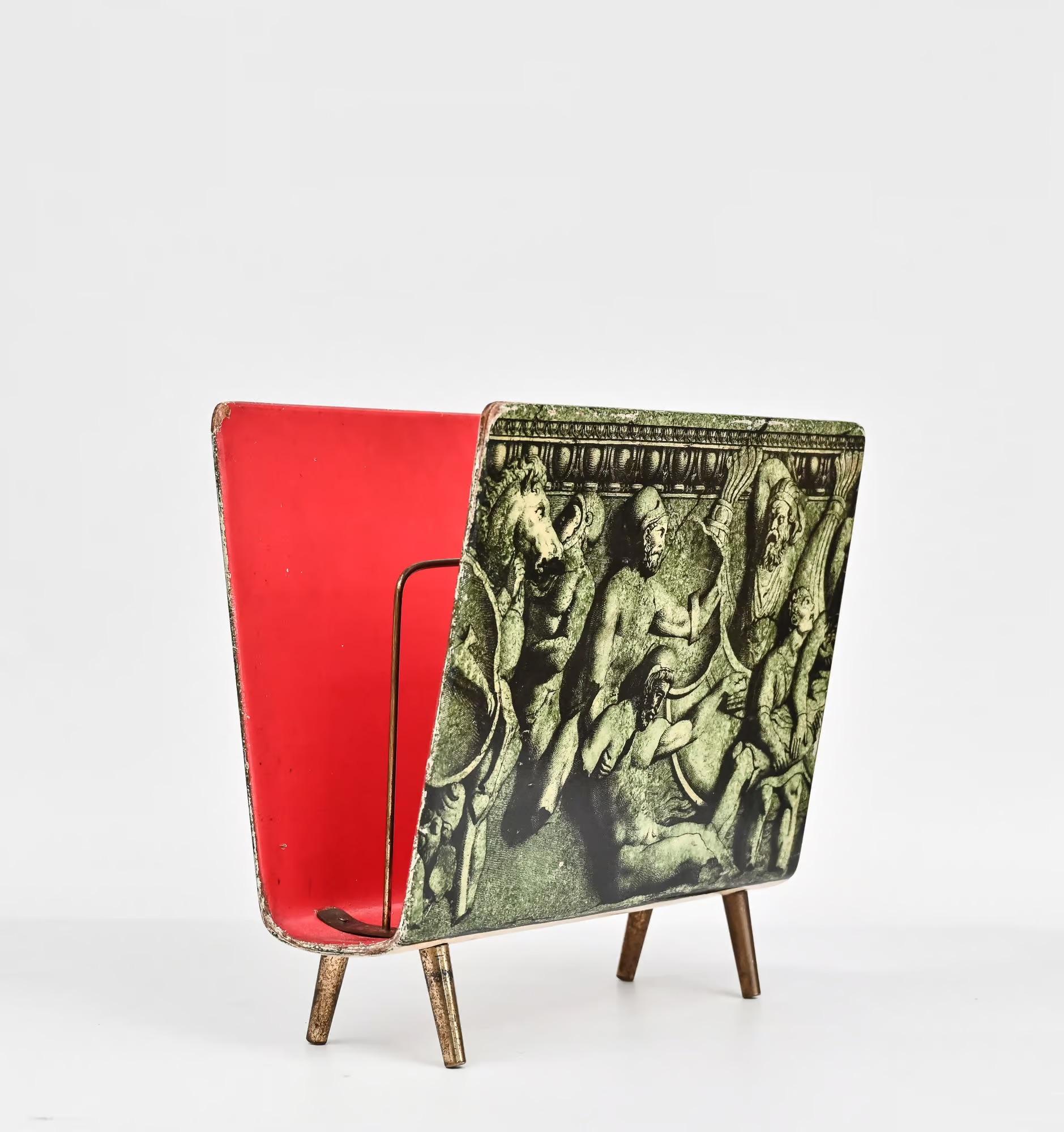 Piero Fornasetti Bassorilievo-Magazinständer aus der Mitte des Jahrhunderts (20. Jahrhundert) im Angebot