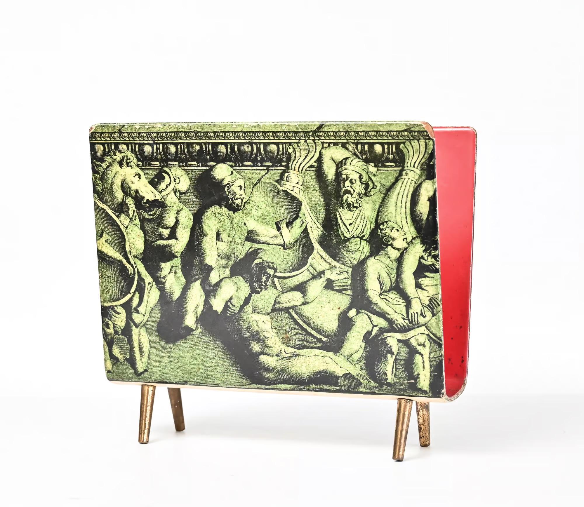 Piero Fornasetti Bassorilievo-Magazinständer aus der Mitte des Jahrhunderts im Angebot 1