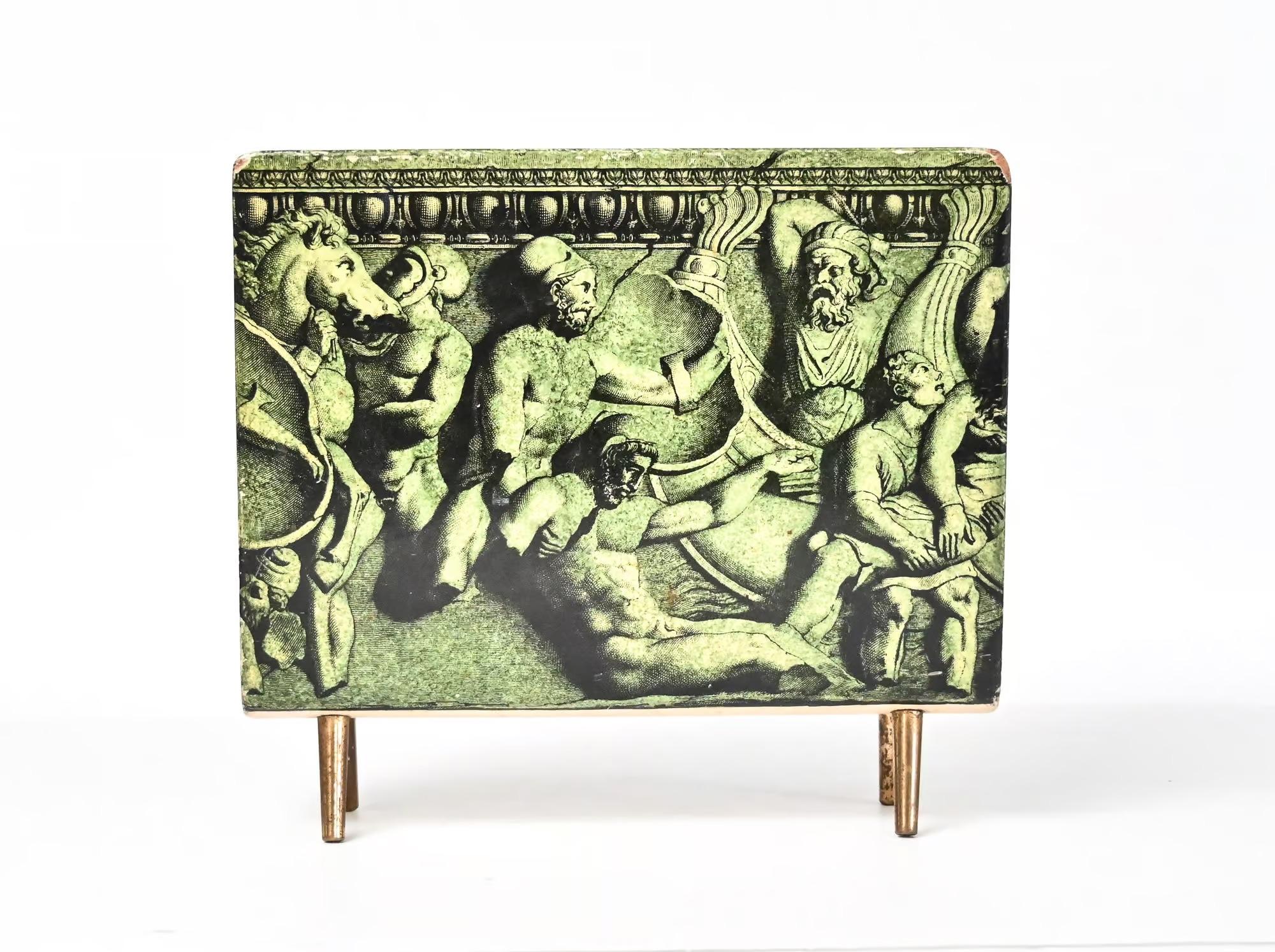 Piero Fornasetti Bassorilievo-Magazinständer aus der Mitte des Jahrhunderts im Angebot 2