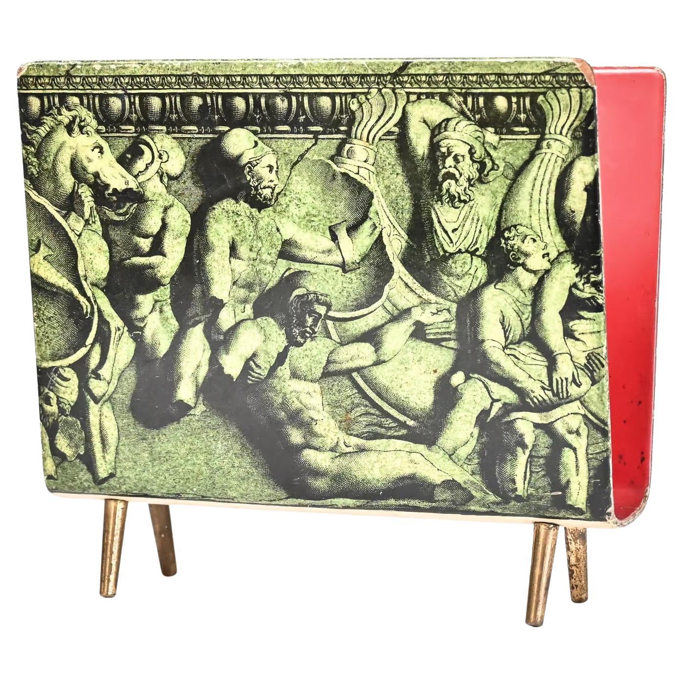 Piero Fornasetti Bassorilievo-Magazinständer aus der Mitte des Jahrhunderts im Angebot