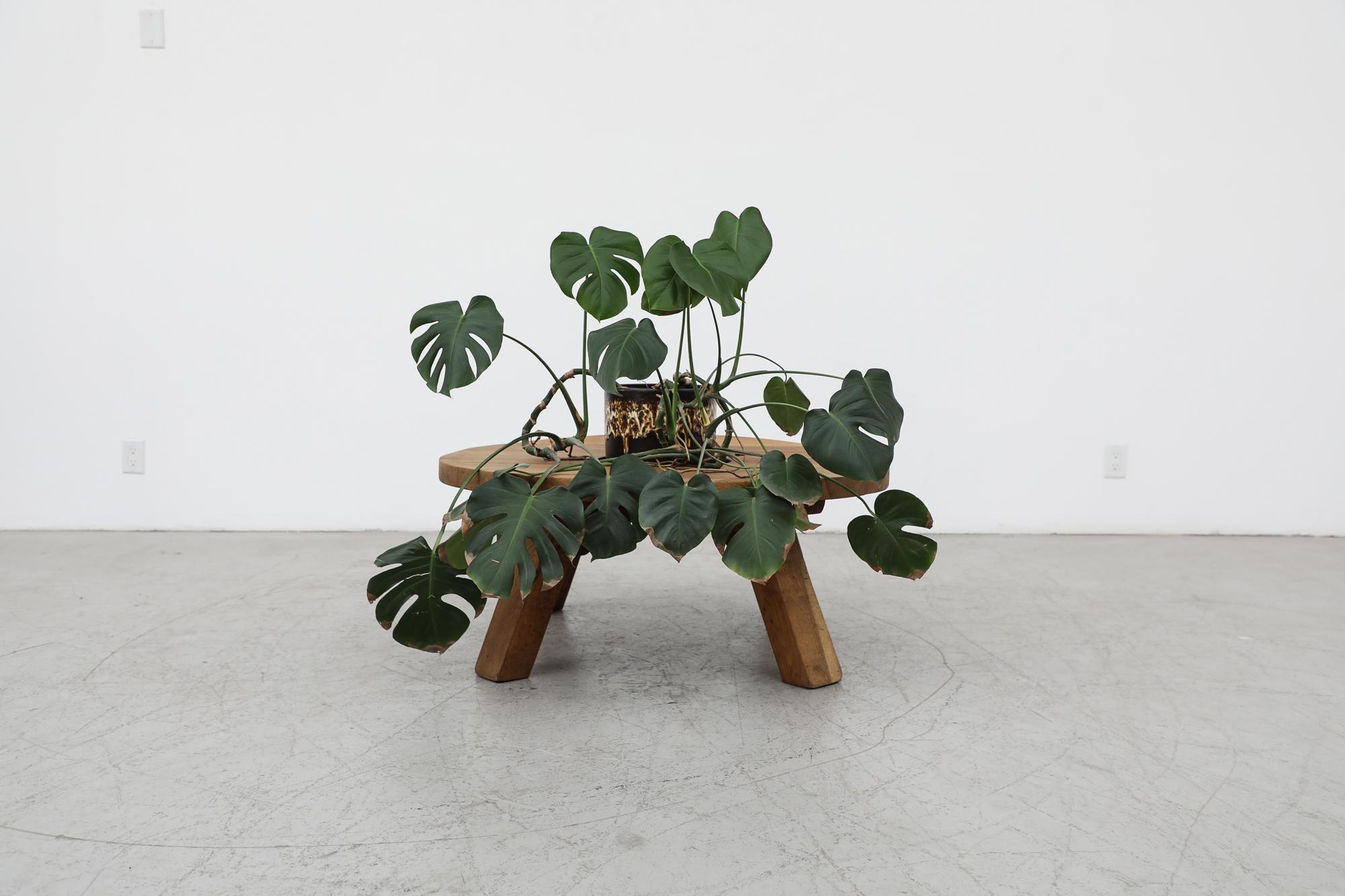 Dieser brutalistische, von Pierre Chapo inspirierte Couchtisch besteht aus massivem Eichenholz mit stabilen, quadratischen Beinen und hat einen runden Ausschnitt in der Mitte. Perfekt für eine Pflanze oder einen Korb. Der Ausschnitt ist 11,5