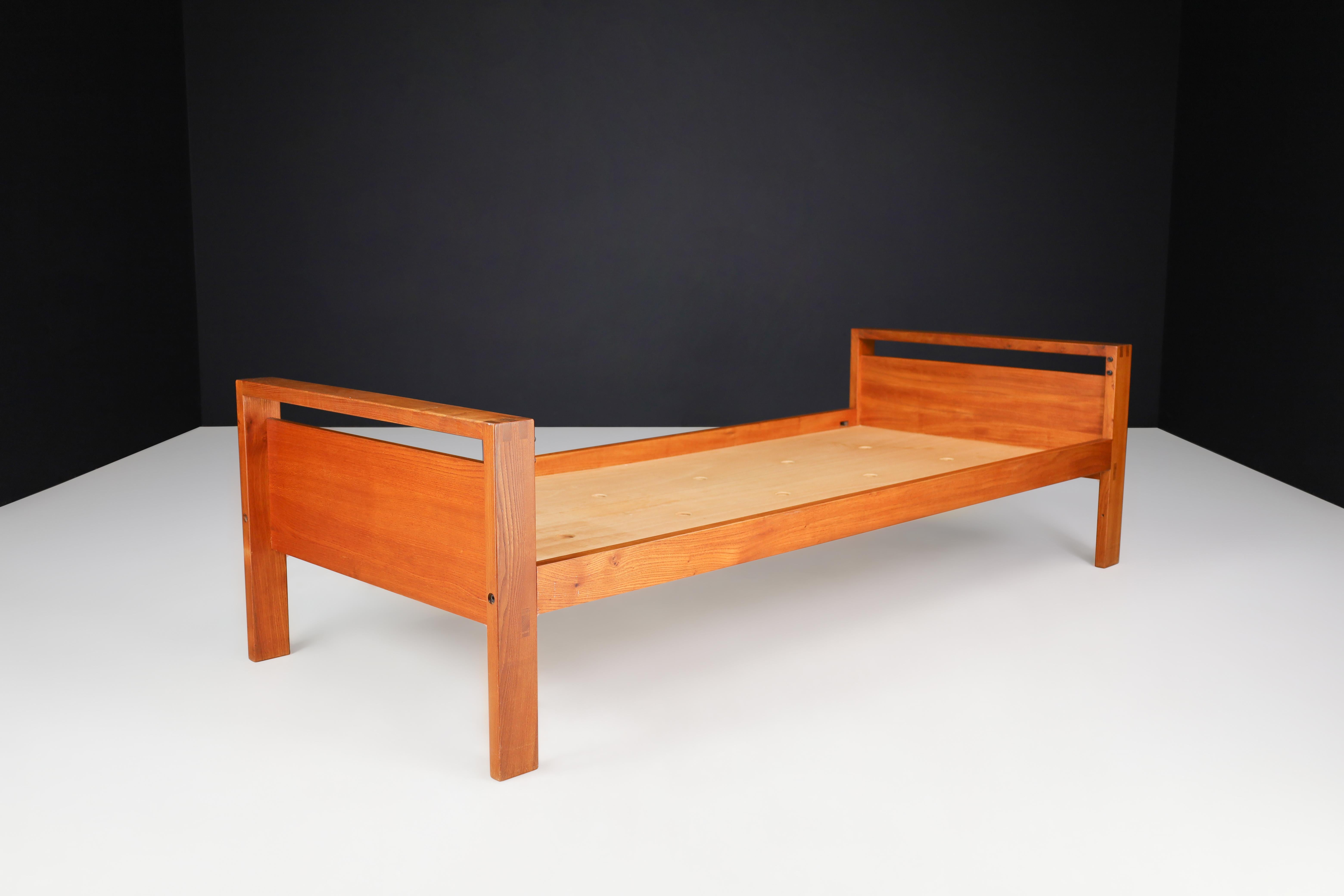 Midcentury Pierre Chapo LO6A Bed, Daybed in Elm Wood, France, 1960s.

This bed or daybed model L06A was made from solid elm and designed by Pierre Chapo in the 1960s. The bed's solid elm structure has a beautiful color typical of the designer's