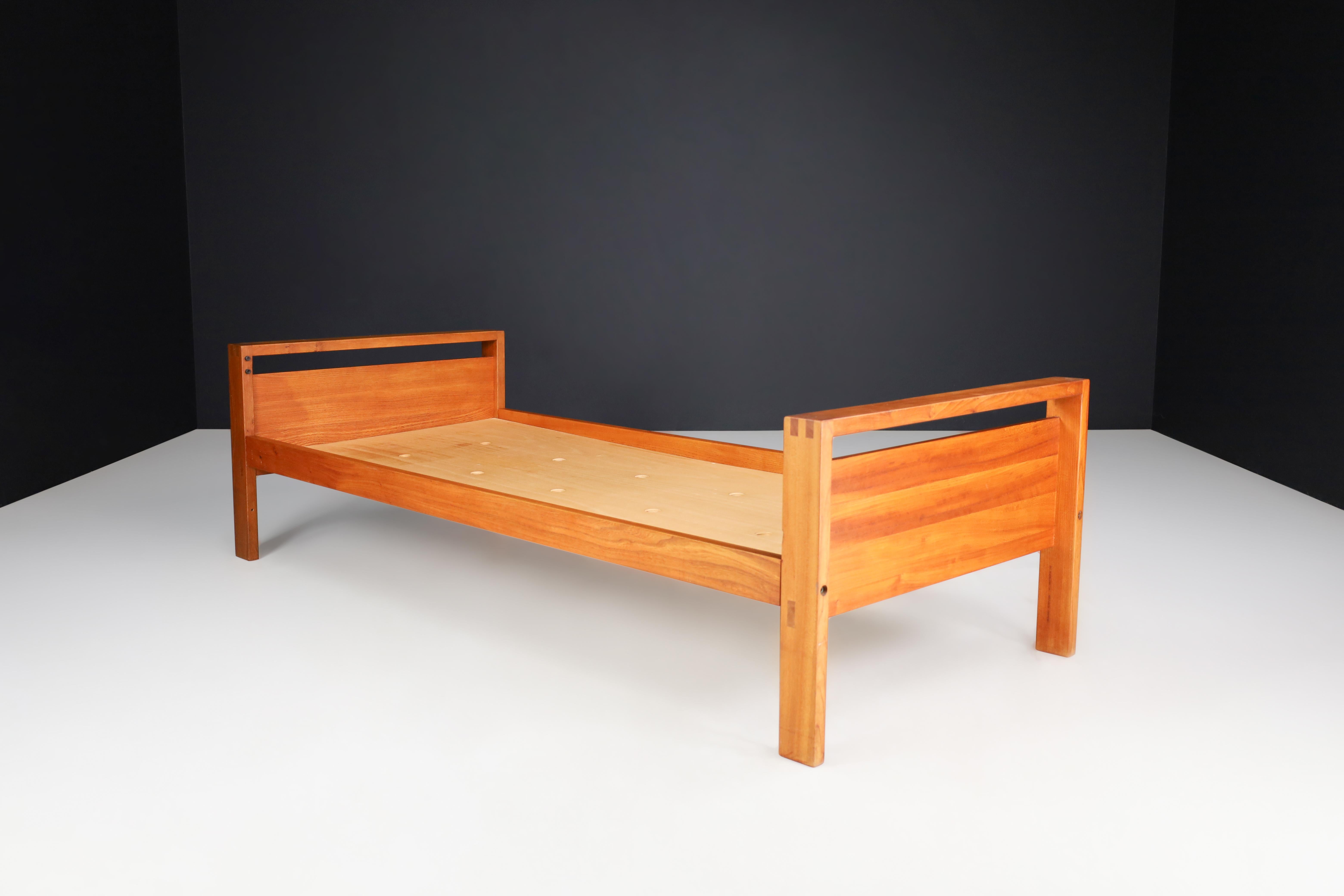 French Midcentury Pierre Chapo Lo6a Bed, Daybed in Solid Elm Wood, France, 1960s For Sale