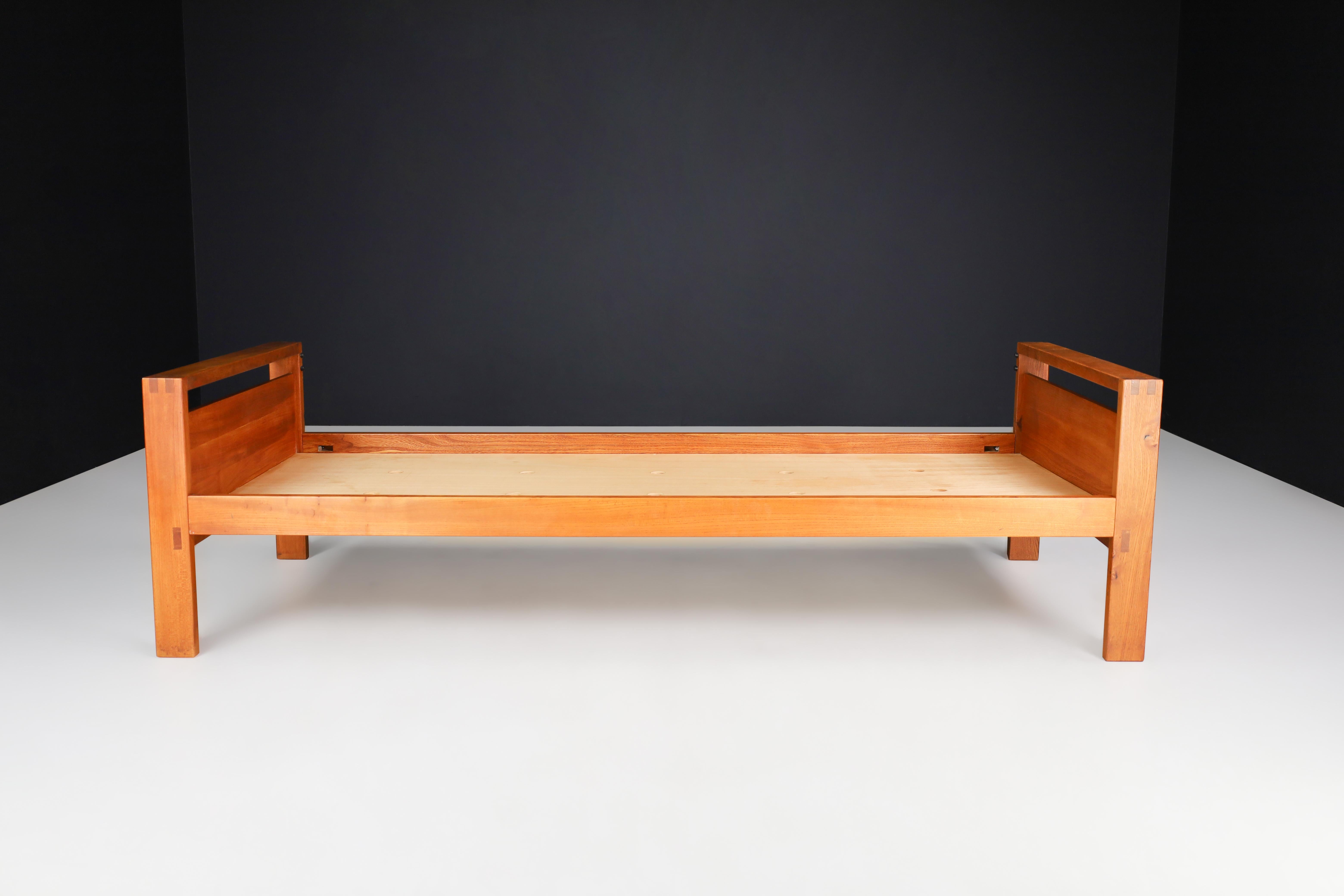 Midcentury Pierre Chapo Lo6a Bed, Daybed in Solid Elm Wood, France, 1960s In Good Condition For Sale In Almelo, NL