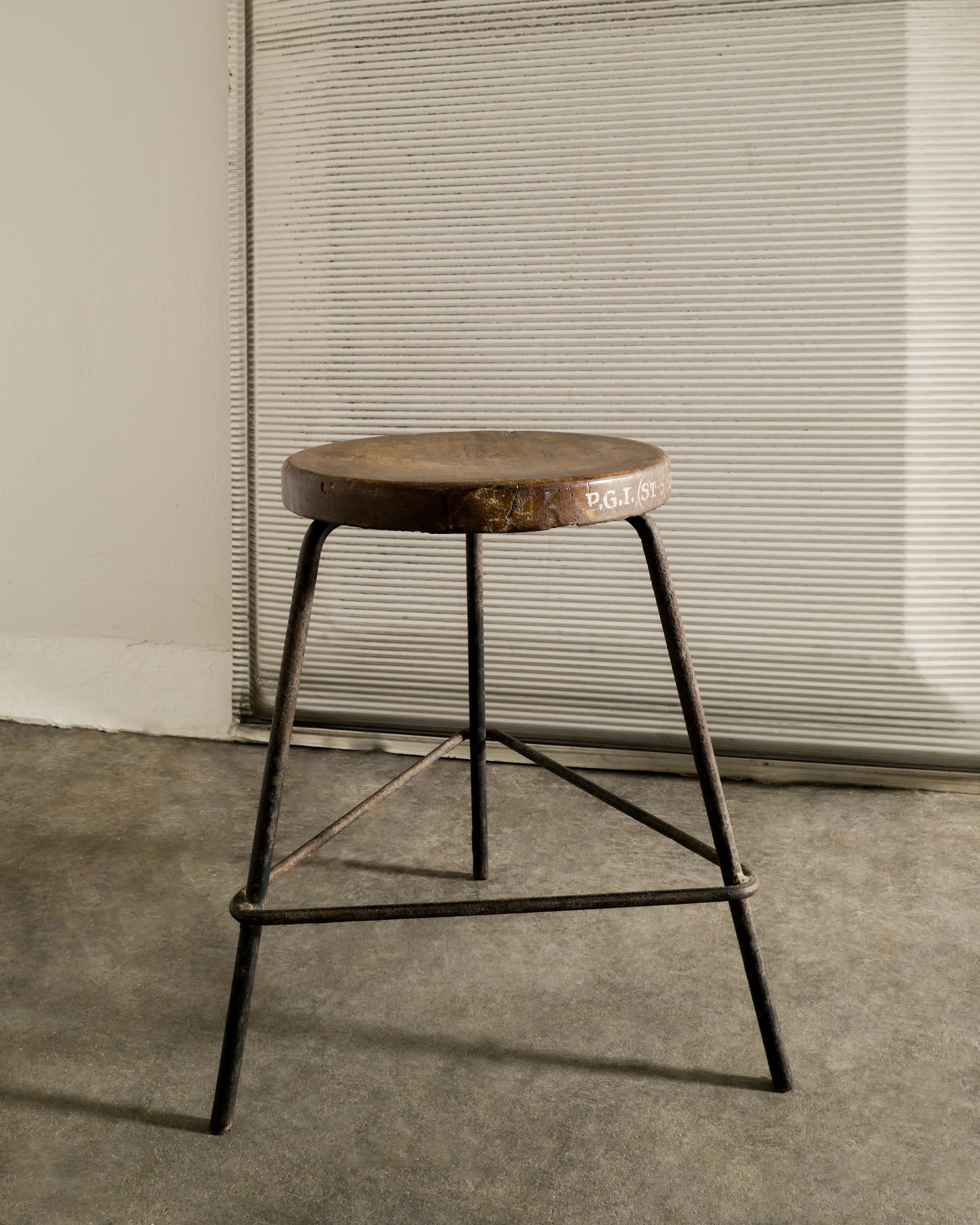 Mid Century Pierre Jeanneret Stool in Teak & Iron Produced for Chandigarh, 1950s In Good Condition For Sale In Stockholm, SE