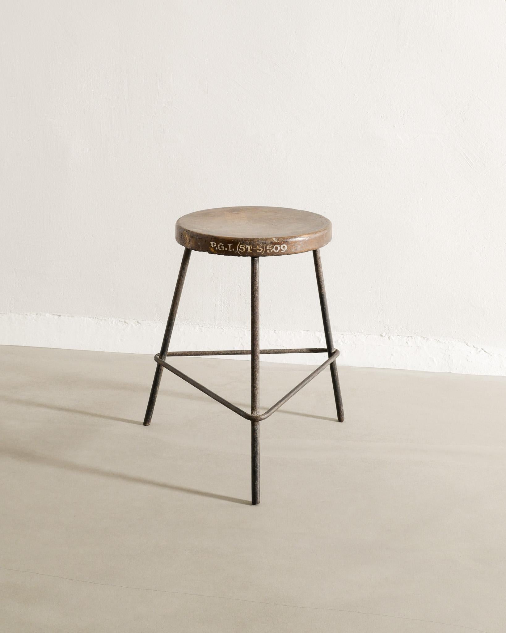 Raro taburete bajo/de bar de mediados de siglo en teca y hierro de Pierre Jeanneret producido para Chandigarh, India años 50. En buen estado original, con una bonita inscripción en el lateral del asiento. 

Dimensiones: H: 48 cm / 18,90