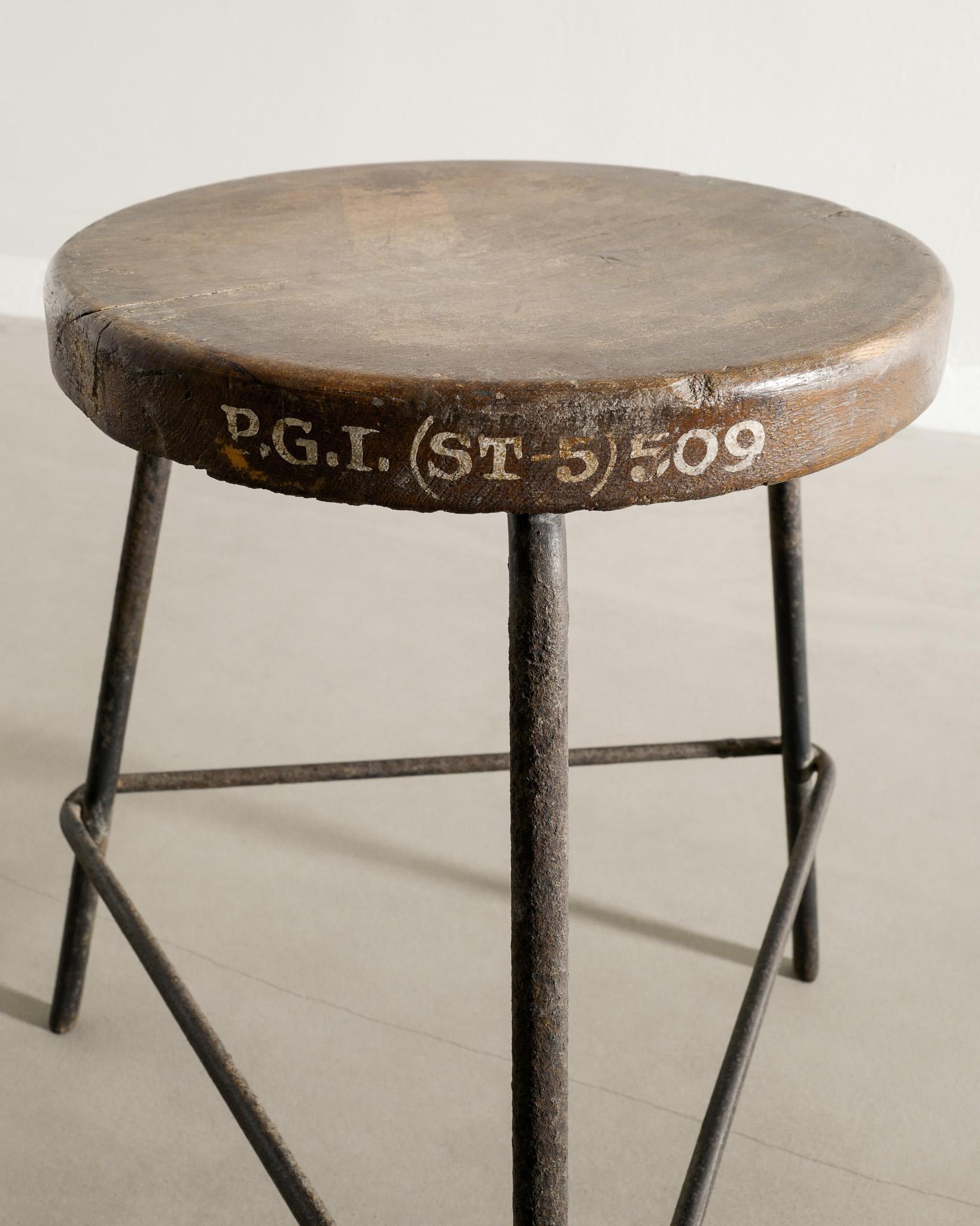 Taburete Pierre Jeanneret de mediados de siglo en teca y hierro producido para Chandigarh, años 50 Indio en venta