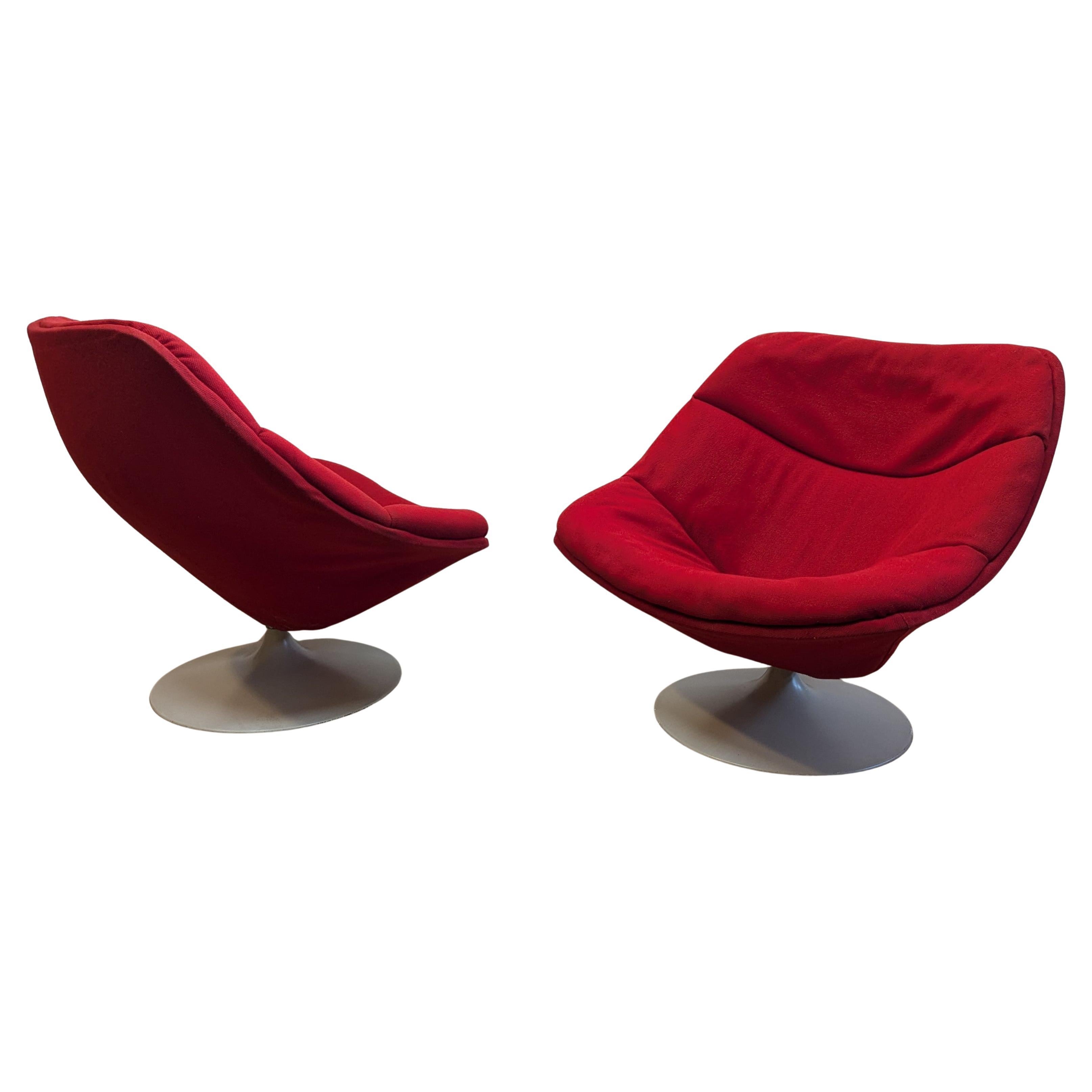 Pierre Paulin F557 Chaises longues pivotantes Mid Century.   Pierre Paulin Fauteuils pivotants F557 en état d'origine, tissu d'origine.  Ils sont difficiles à trouver car ils n'ont pas été beaucoup produits, la production n'ayant duré que quatre ans
