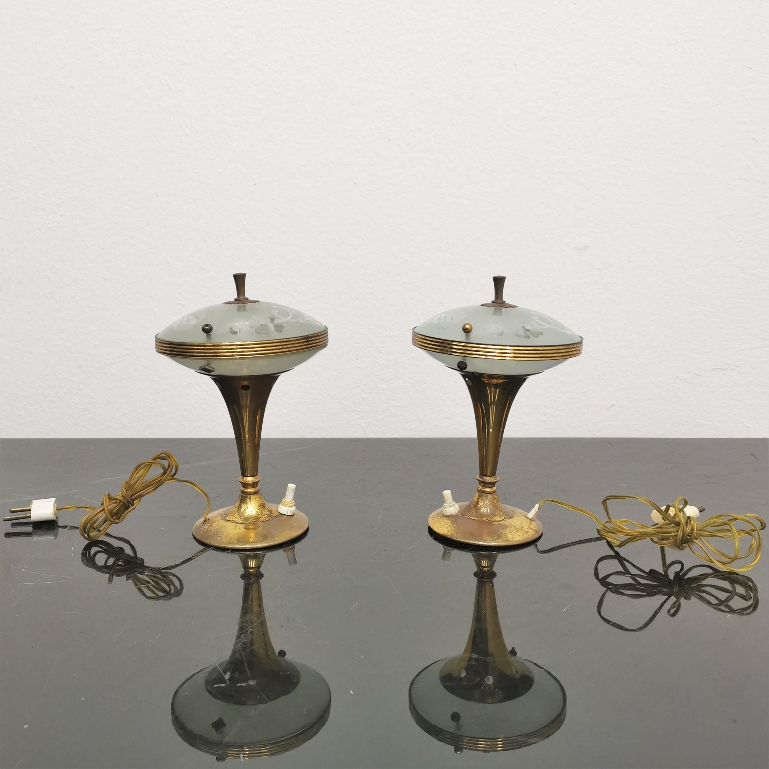 Pair of delicious abat-jour in gilded brass with satin glass diffusers with floral motifs. On/off button on the base. Attributed to Pietro Chiesa, 1950s, Italy.
Wear consistent with age and use.