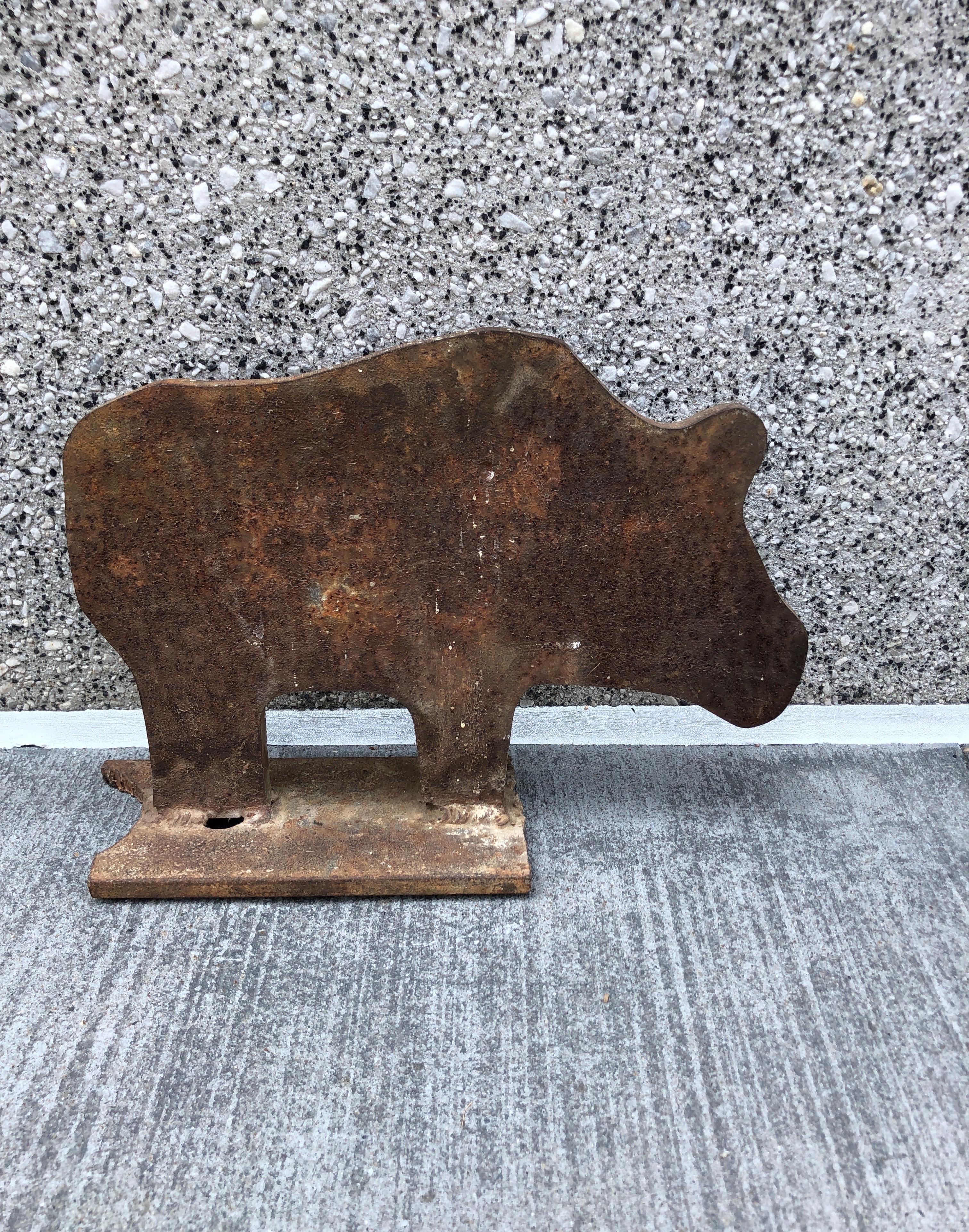 Pig Shaped Iron Boot Scraper aus der Mitte des Jahrhunderts im Zustand „Starke Gebrauchsspuren“ im Angebot in New York, NY