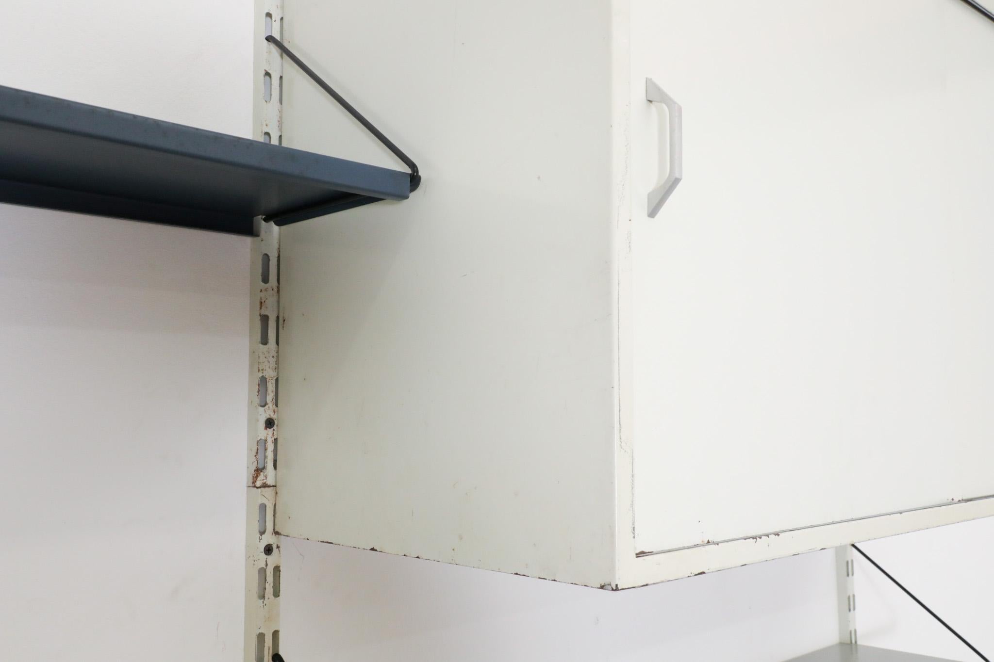 Pilastro di metà secolo con scaffalatura a parete a doppia sezione con scrivania e mobiletto in vendita 10