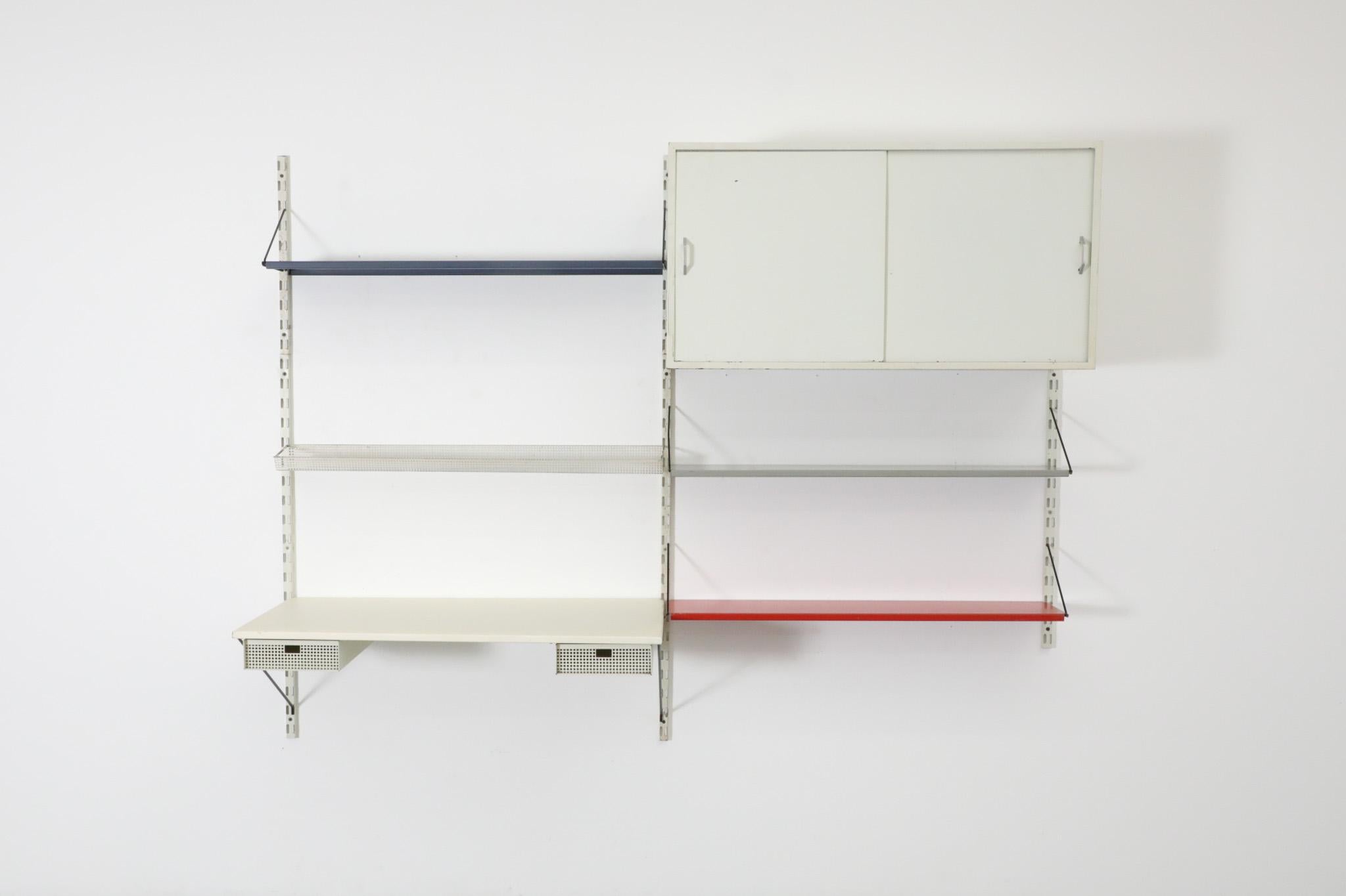 Scaffale a muro doppio in metallo smaltato olandese del Mid-Century Pilastro. Questa unità presenta una scrivania in metallo con frontali dei cassetti traforati bianchi, un grande mobile bianco, un cestino traforato e tre ripiani in metallo smaltato