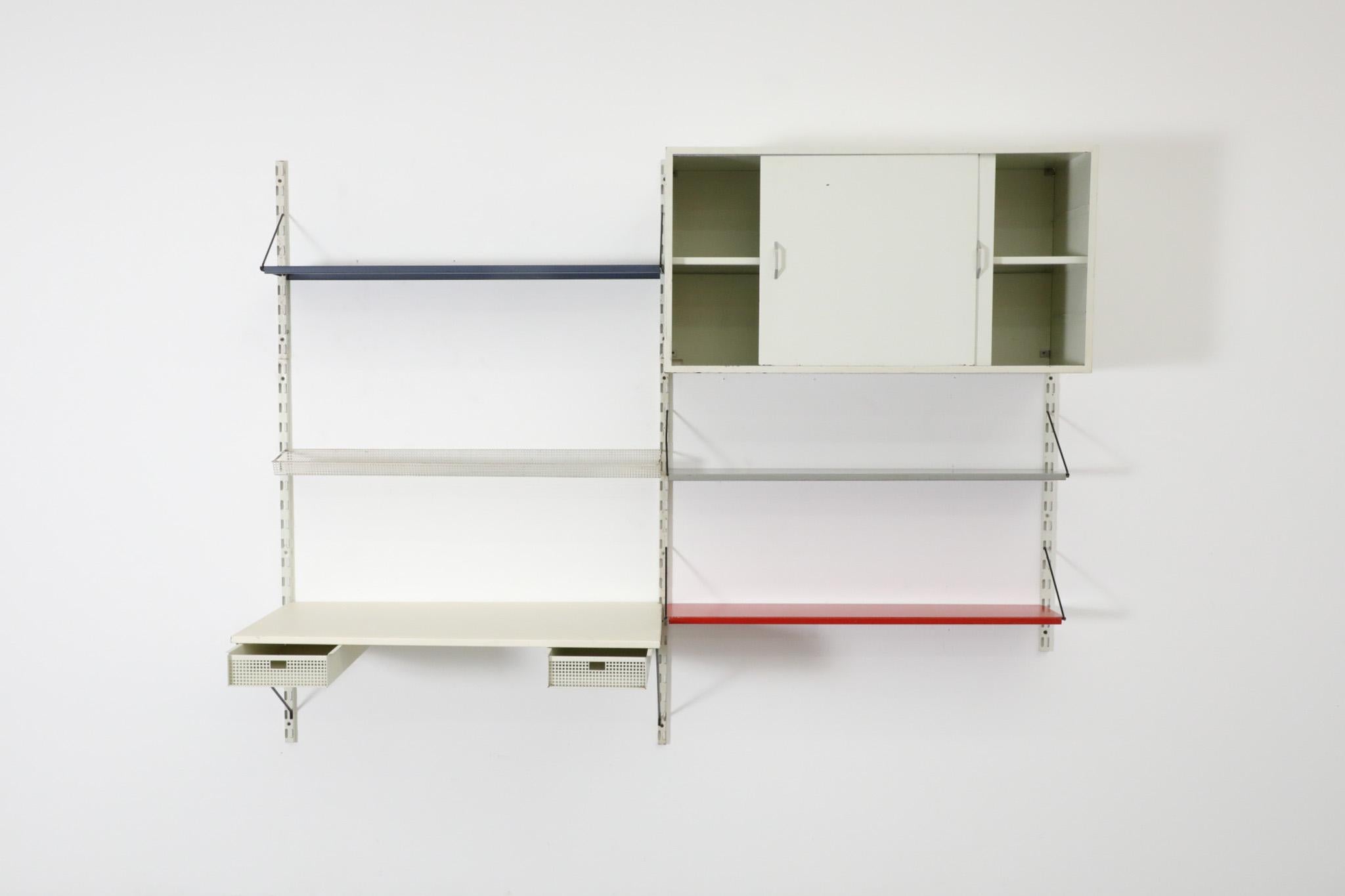 Mid-Century moderno Pilastro di metà secolo con scaffalatura a parete a doppia sezione con scrivania e mobiletto in vendita