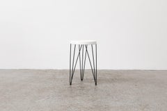 Tabouret Pilastro « Seggiolina » du milieu du siècle dernier avec assise blanche et pieds noirs