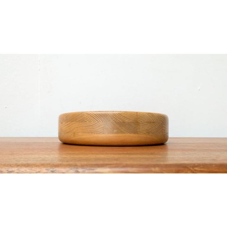 Mitte des Jahrhunderts Kiefer Schüssel von Karl Holmberg AB, Schweden, in sehr gutem Zustand. Entworfen 1960 bis 1969 Dieses Stück hat eine Zuordnungsmarke.

Zusätzliche Informationen:
MATERIALIEN: Holz
Stil: Moderne Mitte des
