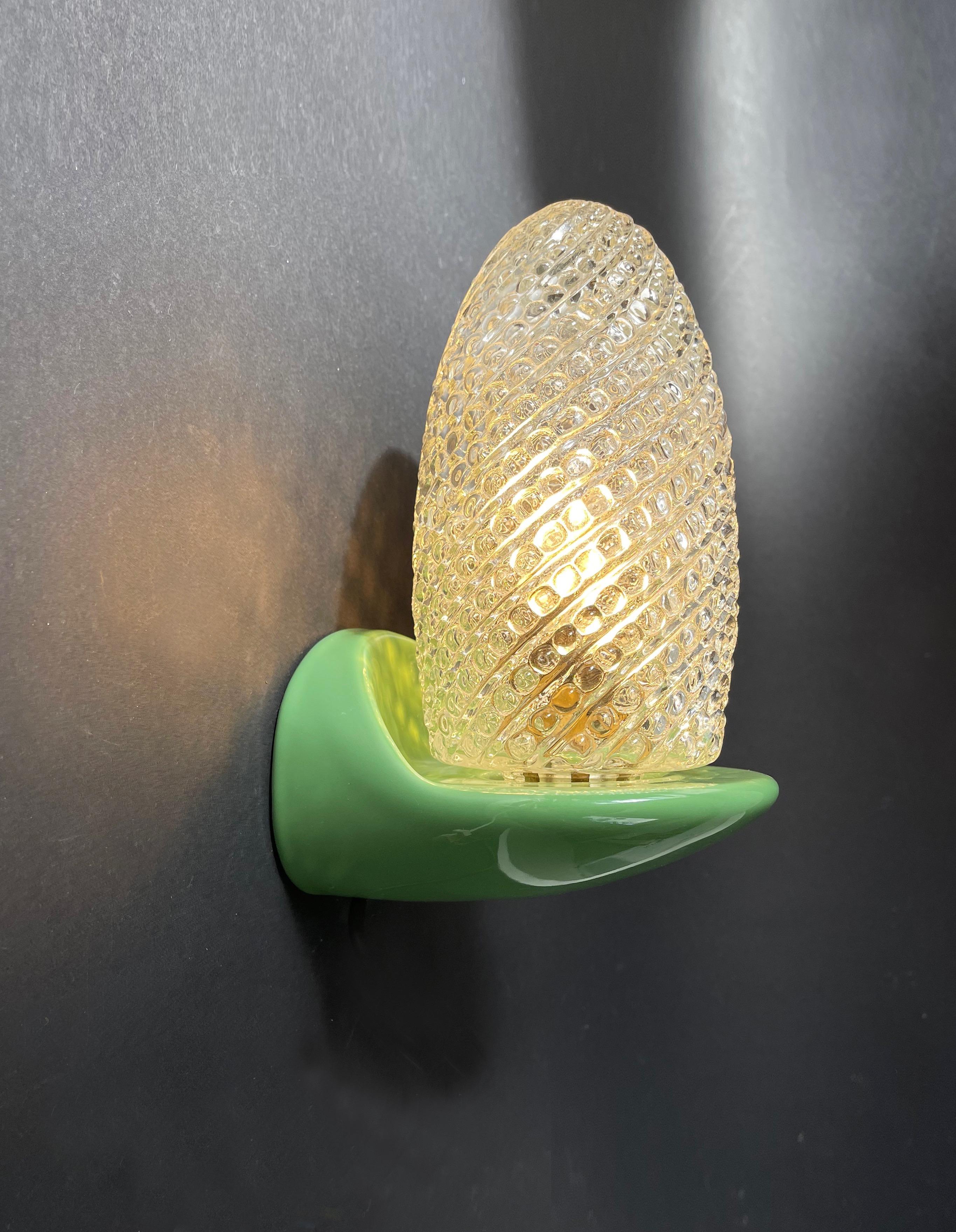 Lampada da parete funky della fine degli anni '60-'70, Germania.
Questa lampada è assolutamente unica per la sua forma di una grande pigna con le sue scaglie come bolle d'aria. 
la loro strada verso l'alto! Seduto su un ramo astratto di ceramica