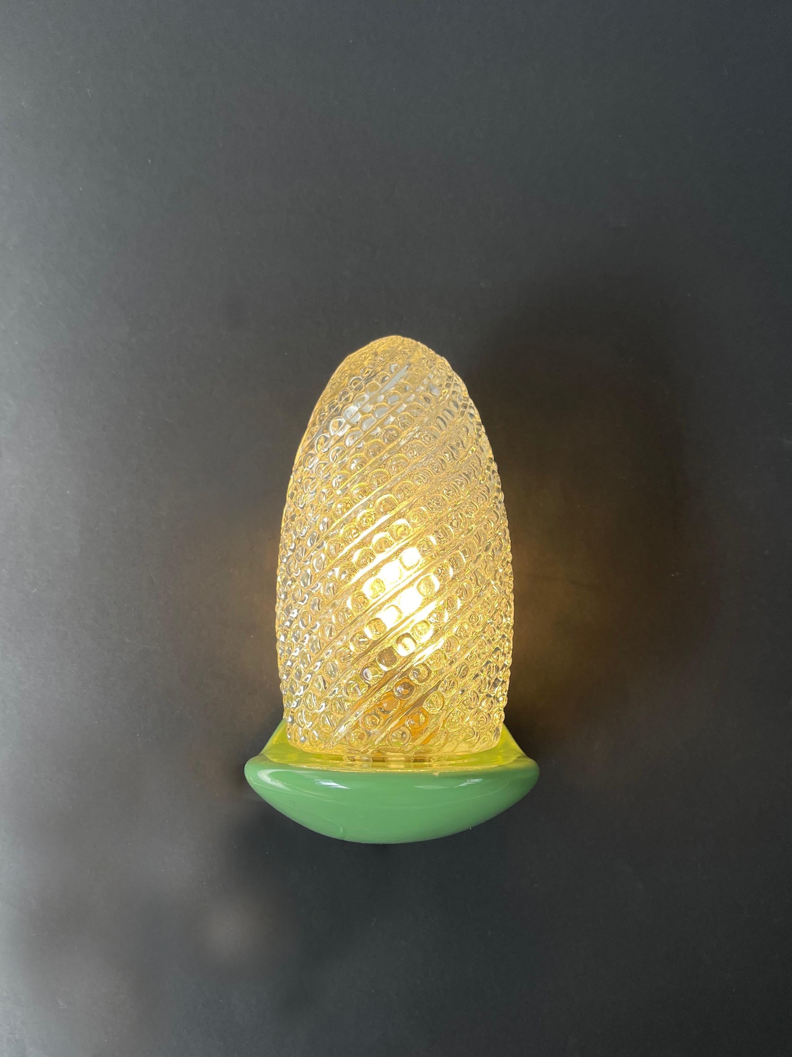 Fine XX secolo Sconce in vetro a bolle di cono di pino di metà secolo, lampada da parete con base alla menta, anni '70, Germania in vendita
