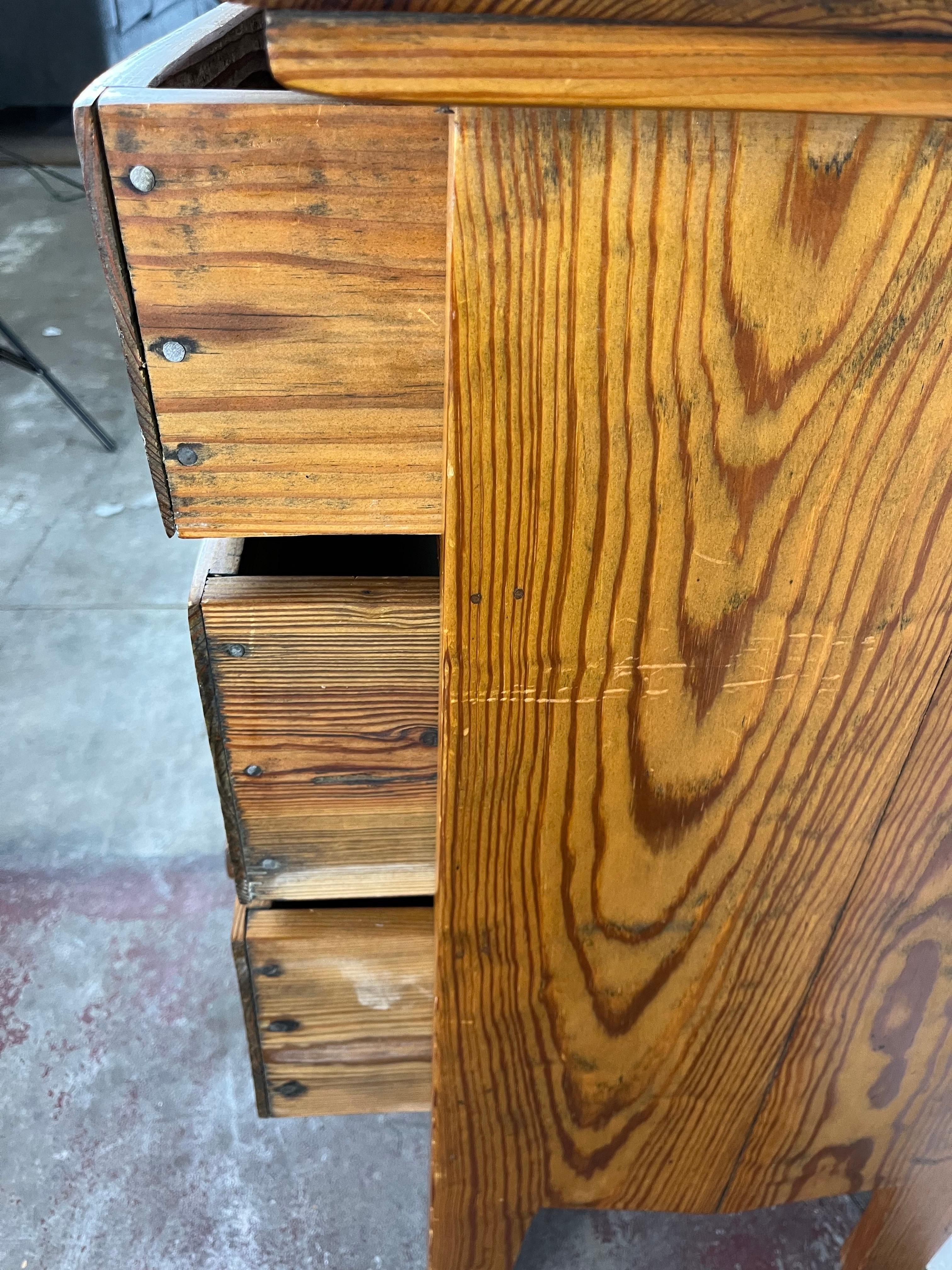 Comò in pino di metà secolo con specchio smussato e tiranti scultorei in legno con cornice ad A in vendita 4