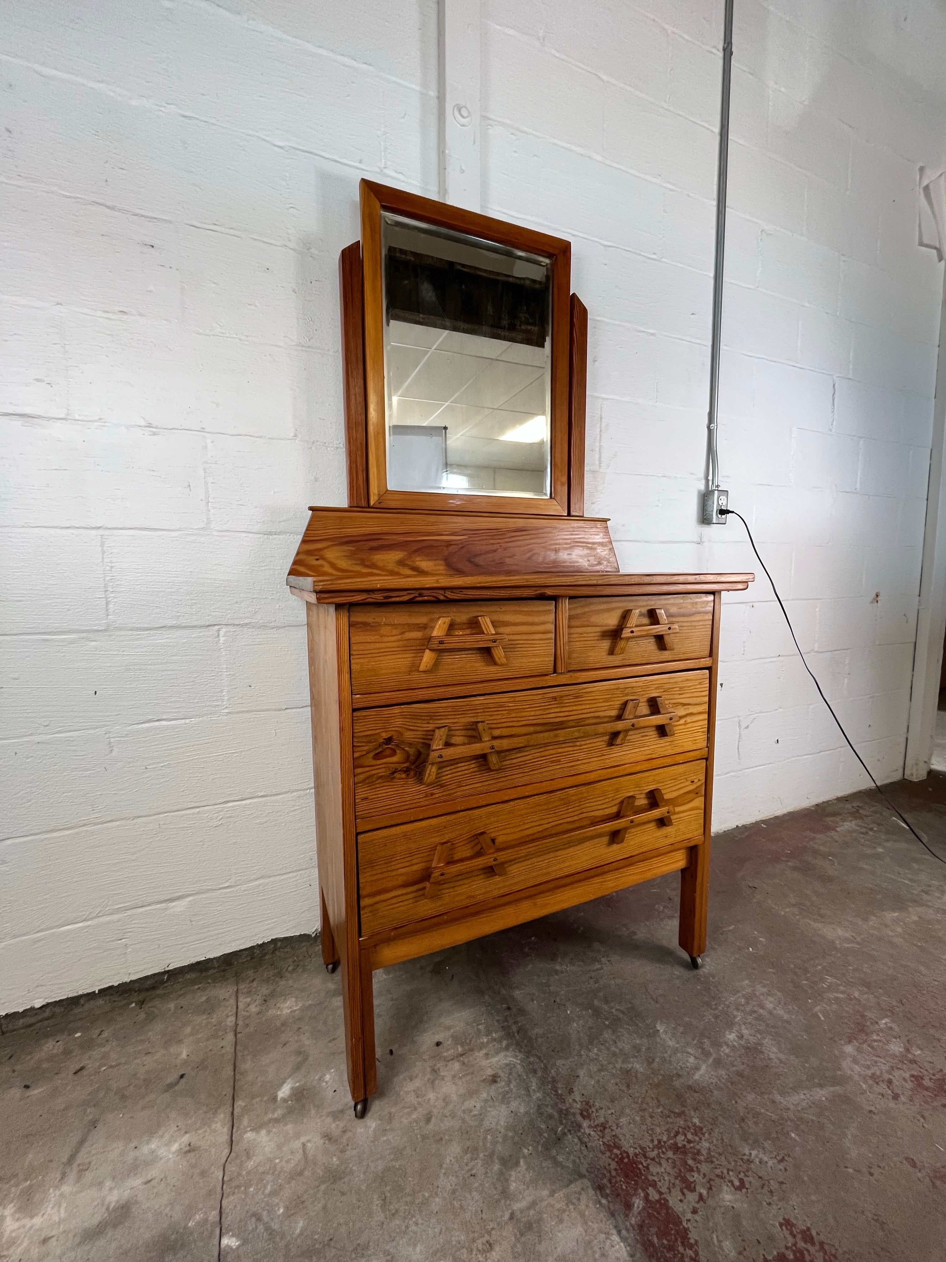 Mid-Century moderno Comò in pino di metà secolo con specchio smussato e tiranti scultorei in legno con cornice ad A in vendita