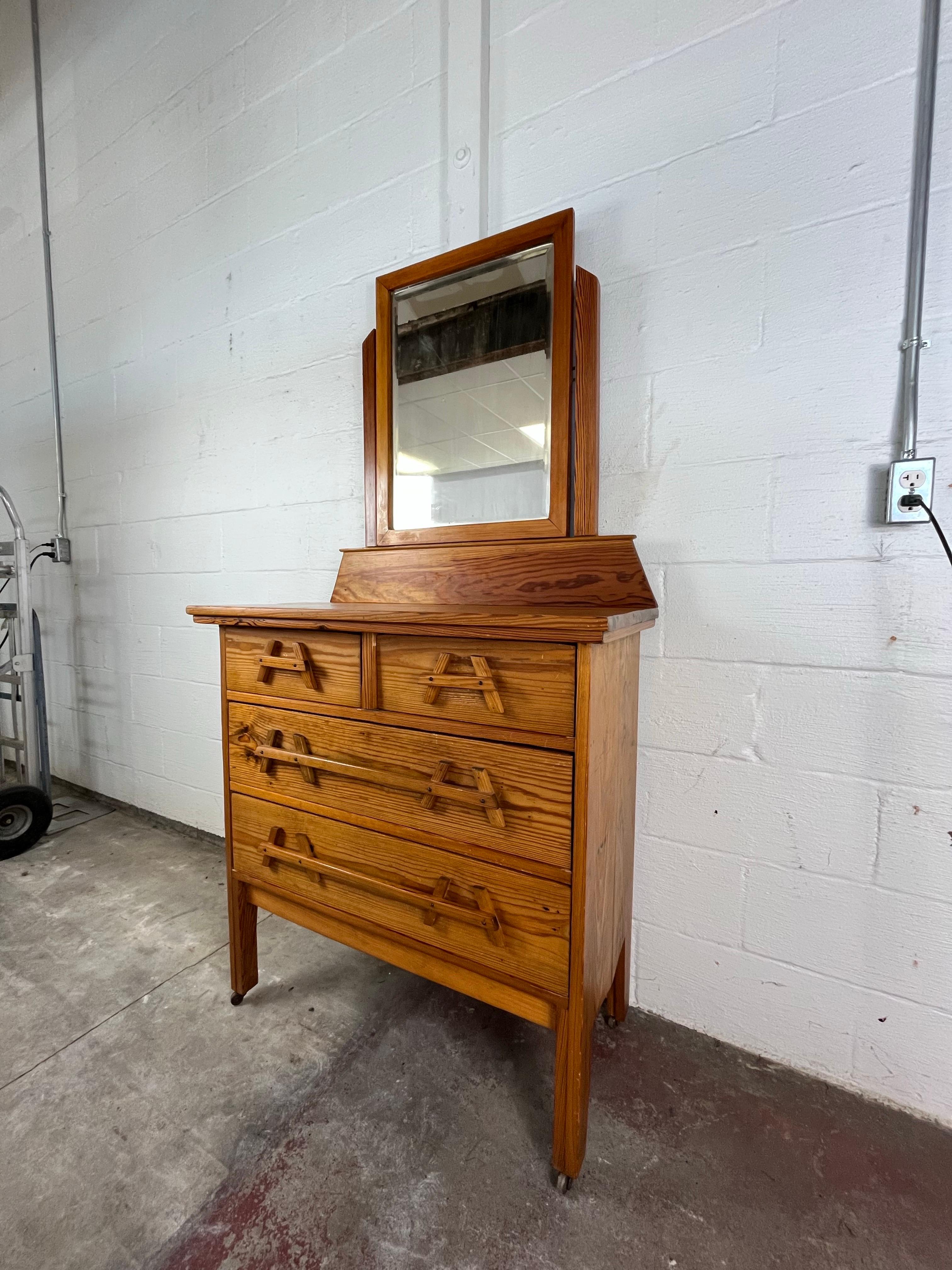 Americano Comò in pino di metà secolo con specchio smussato e tiranti scultorei in legno con cornice ad A in vendita