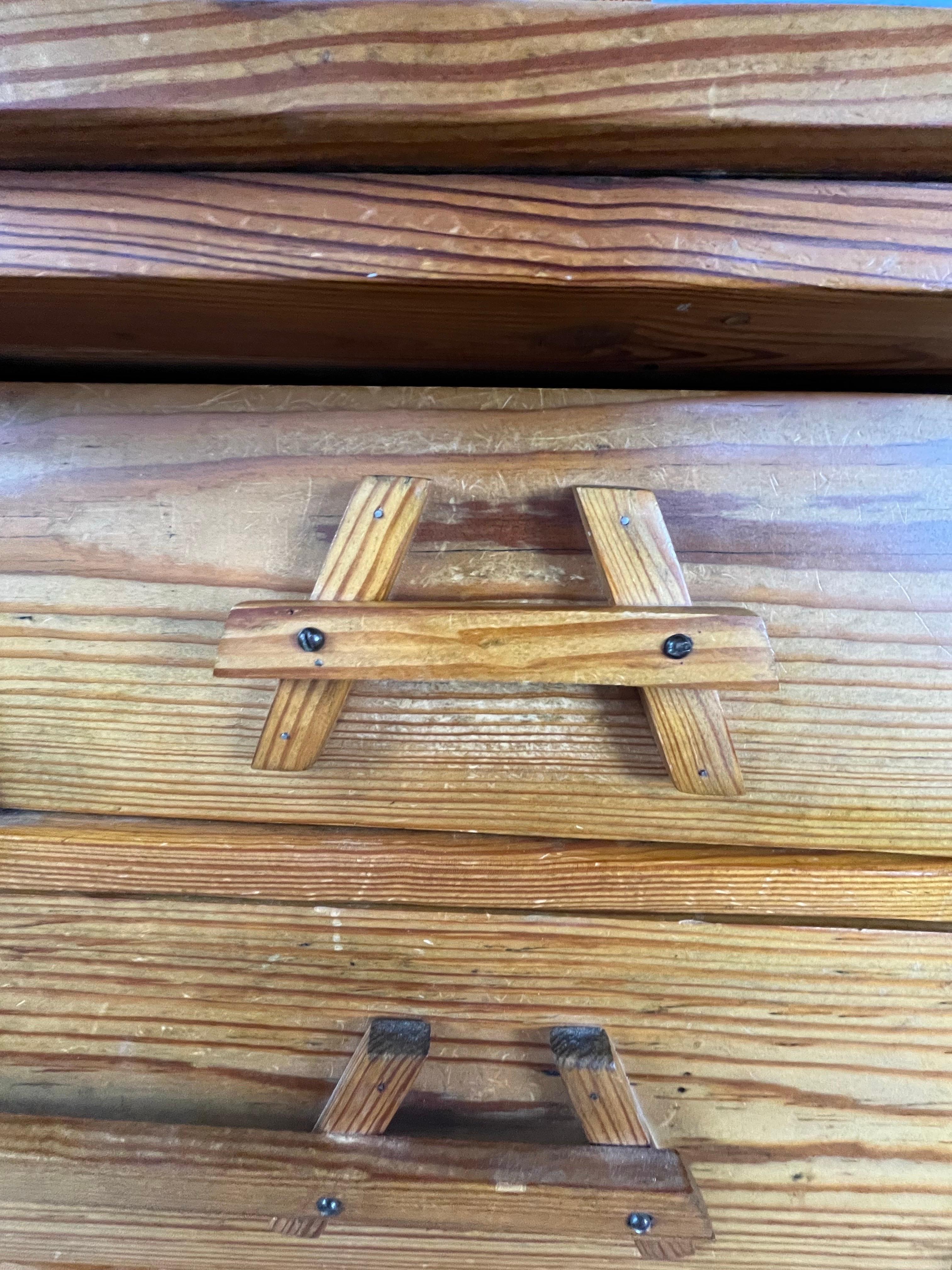 XX secolo Comò in pino di metà secolo con specchio smussato e tiranti scultorei in legno con cornice ad A in vendita