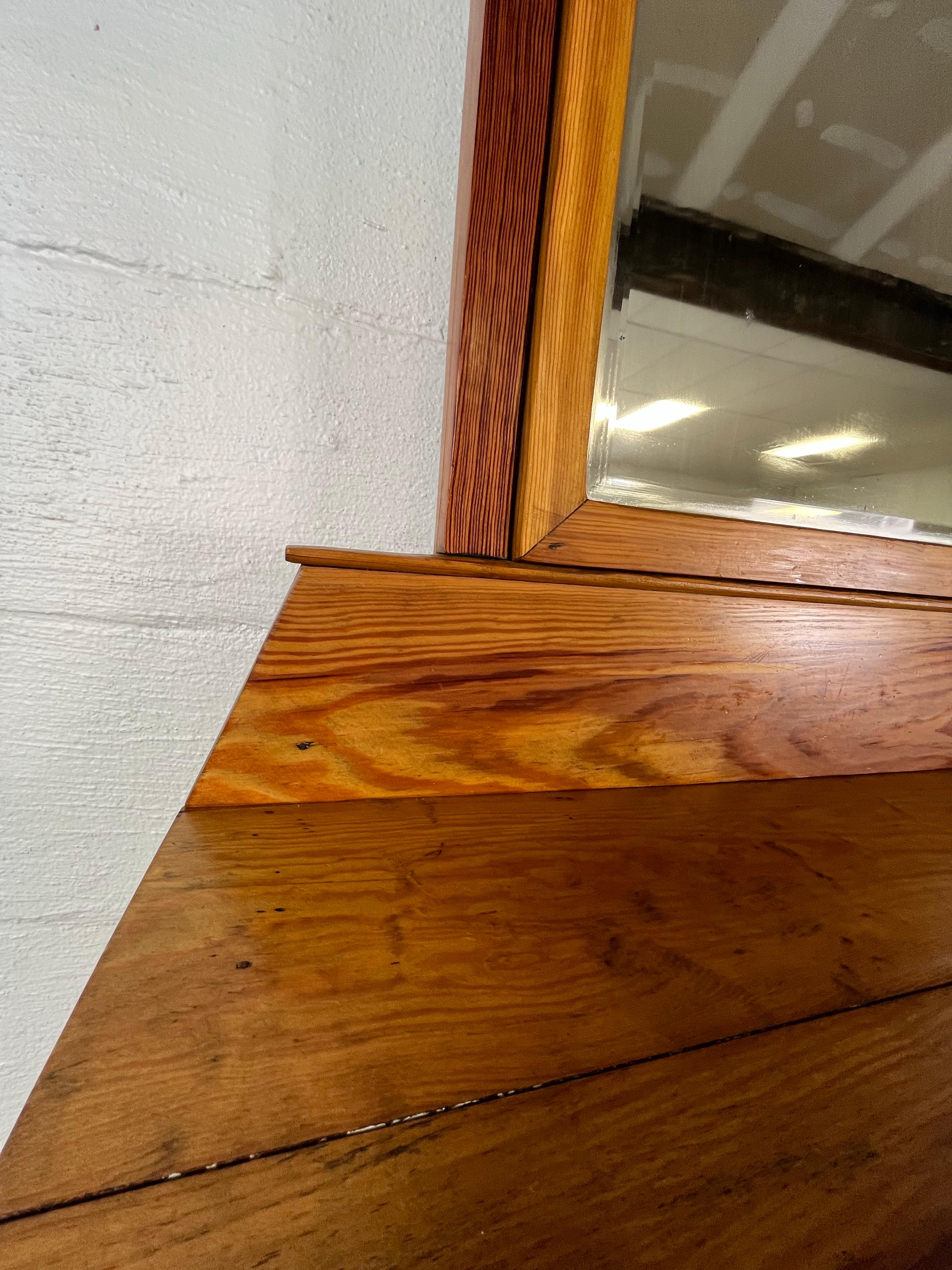 Pino Comò in pino di metà secolo con specchio smussato e tiranti scultorei in legno con cornice ad A in vendita