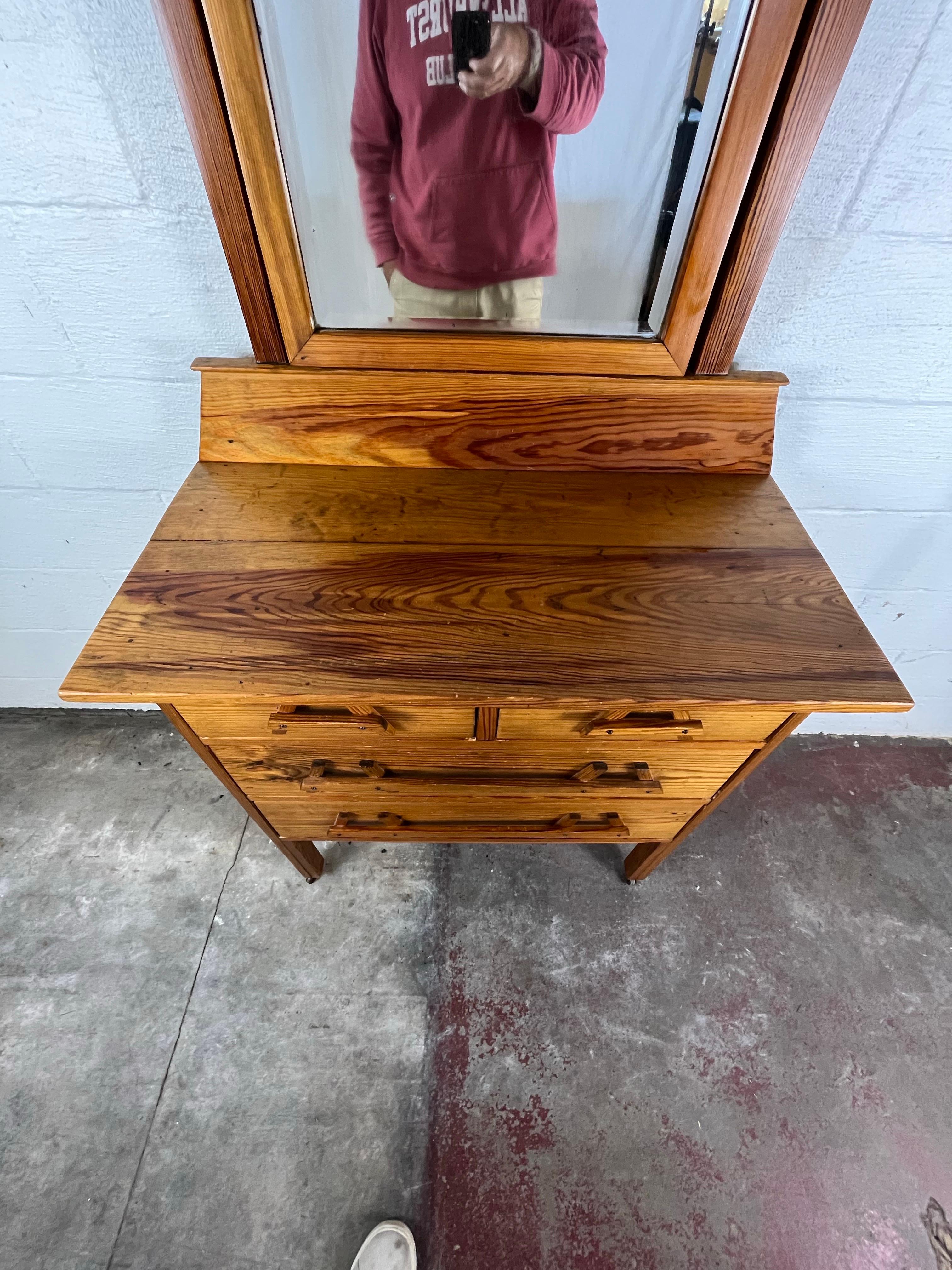 Comò in pino di metà secolo con specchio smussato e tiranti scultorei in legno con cornice ad A in vendita 1