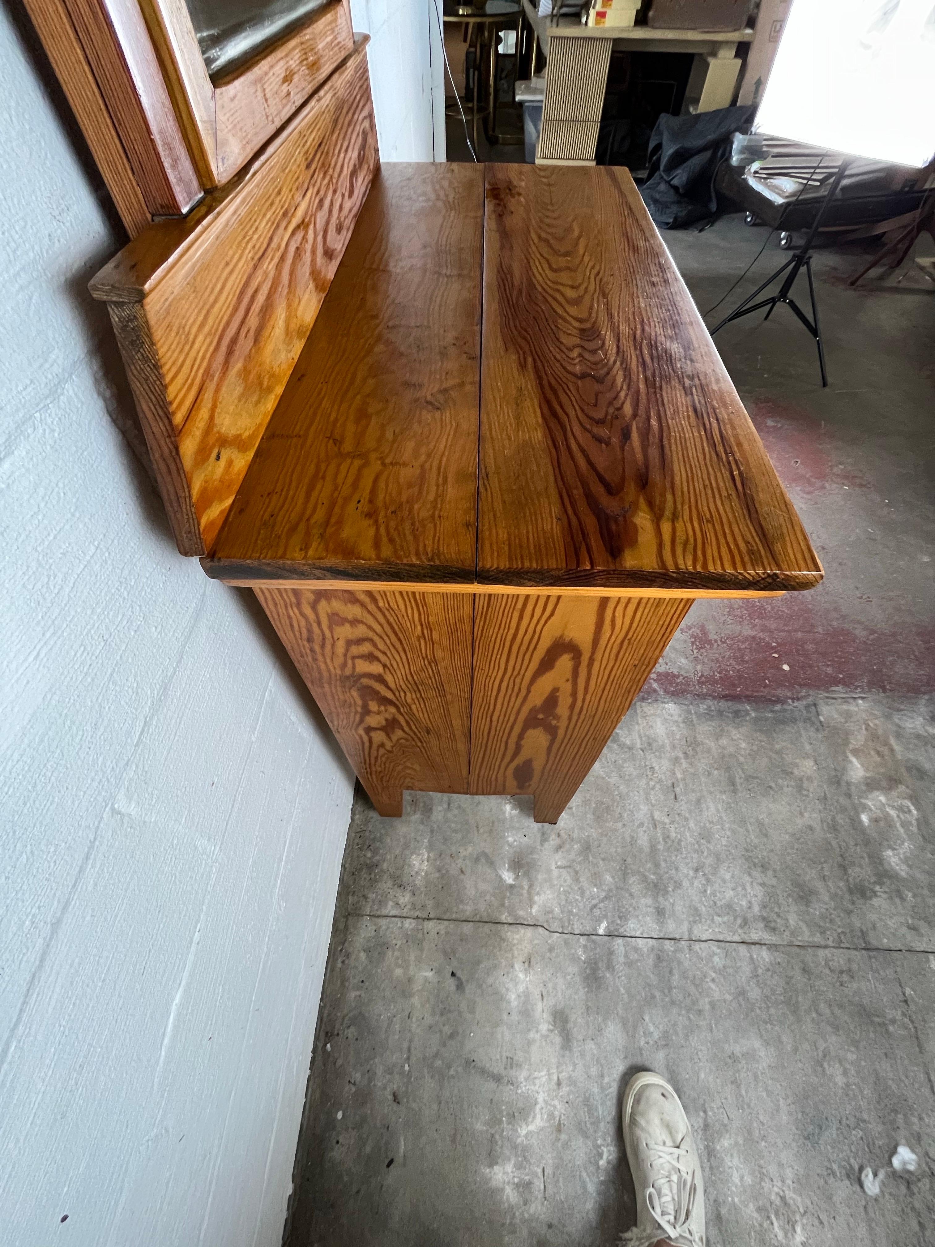 Comò in pino di metà secolo con specchio smussato e tiranti scultorei in legno con cornice ad A in vendita 2