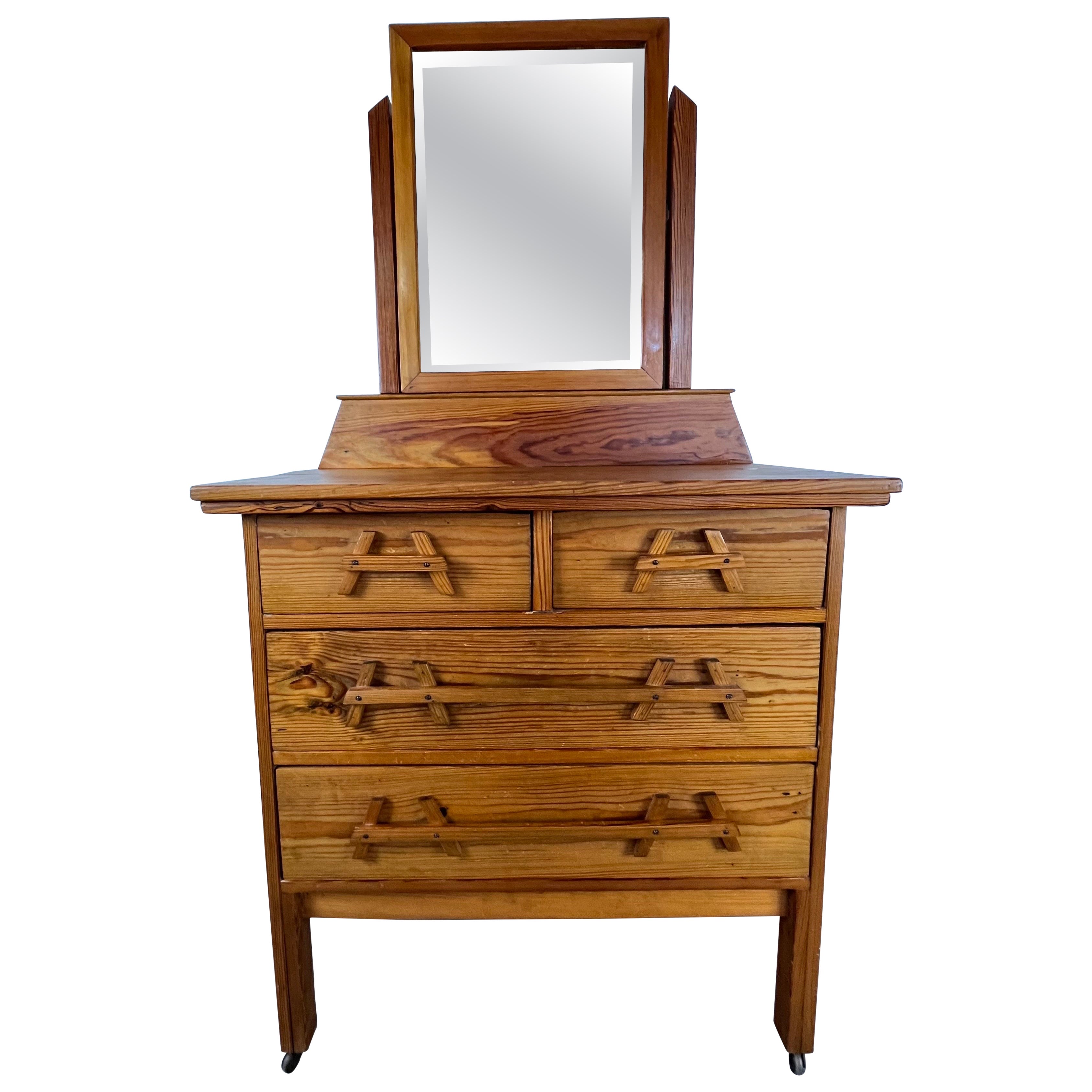 Comò in pino di metà secolo con specchio smussato e tiranti scultorei in legno con cornice ad A in vendita