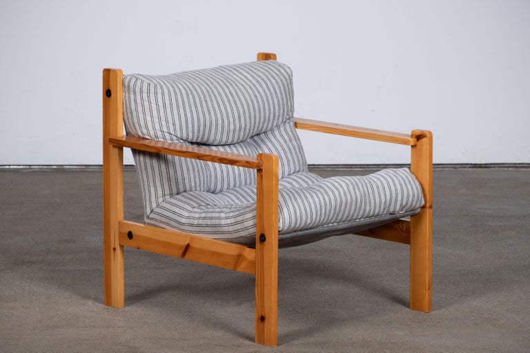 Belle chaise longue, Suède, 1970.
Ce design a été inspiré par le travail de Charlotte Perriand et de Sven Larsson.
Tapisserie grise d'origine, tissus en bon état avec une tache à peine visible sur le siège. Nous pouvons retapisser ce fauteuil sur