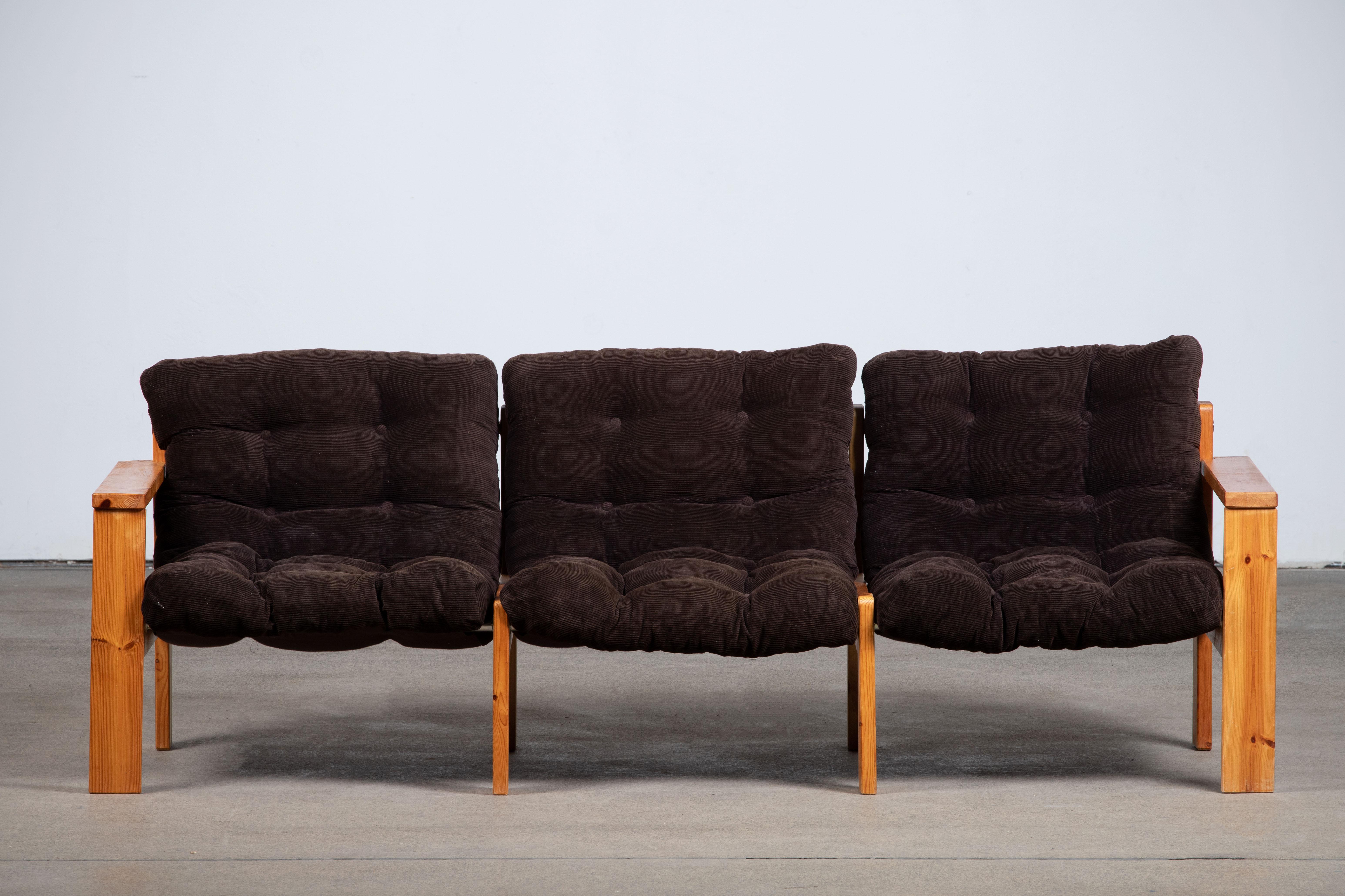 Divano in pino di metà secolo, Yngve Ekström, Svezia, 1970.
Sedia da salotto brutalista di metà secolo in pino massiccio con nuova imbottitura in velluto marrone originale.
Design elegante e grande comfort.
Buone condizioni.

 

