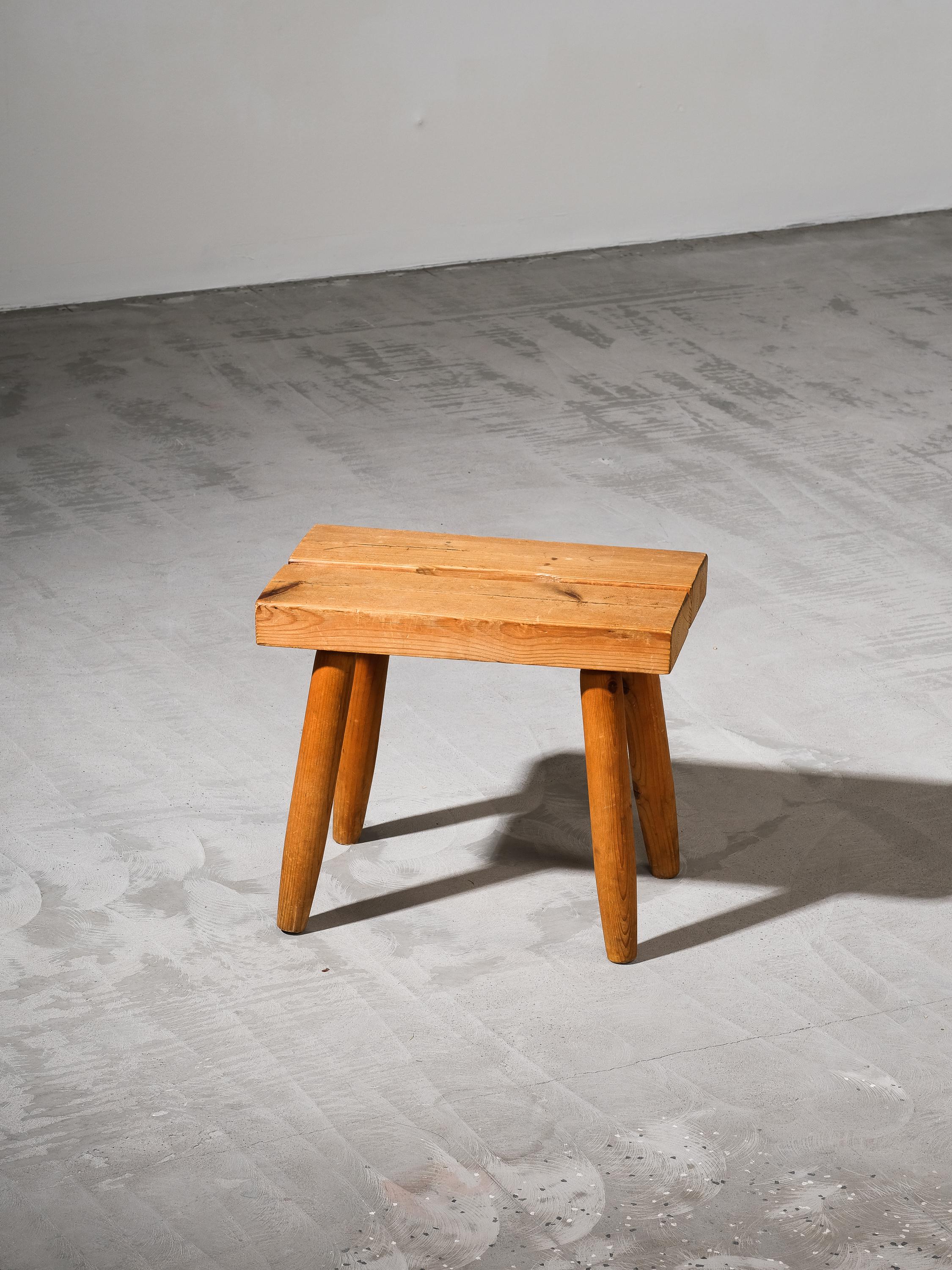 Niedlicher finnischer Hocker aus der Mitte des Jahrhunderts aus Kiefernholz, in klobigem Design.