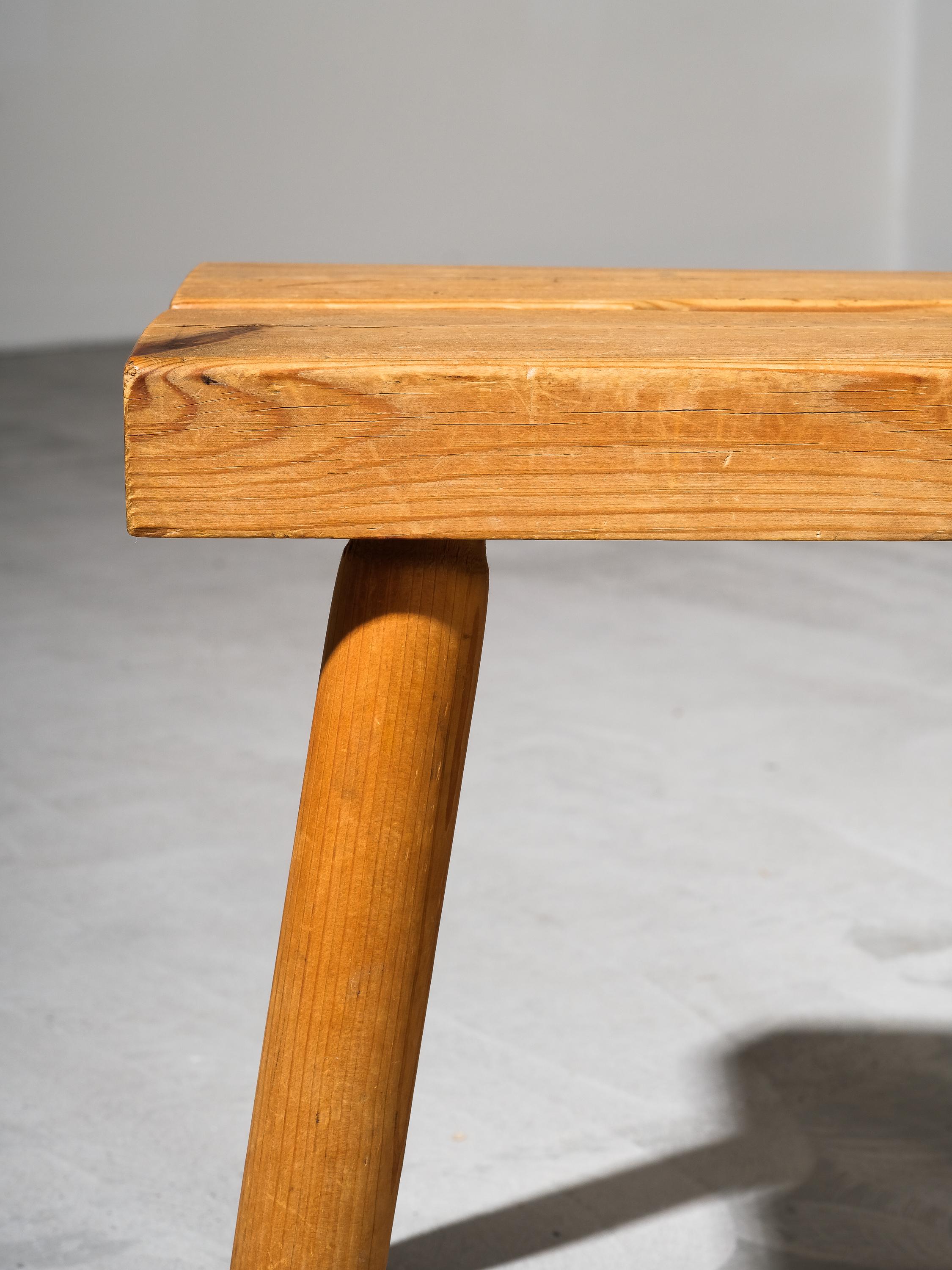 Hocker aus Kiefernholz aus der Jahrhundertmitte, Finnland, 1960er Jahre im Zustand „Relativ gut“ im Angebot in Karis, Nyland
