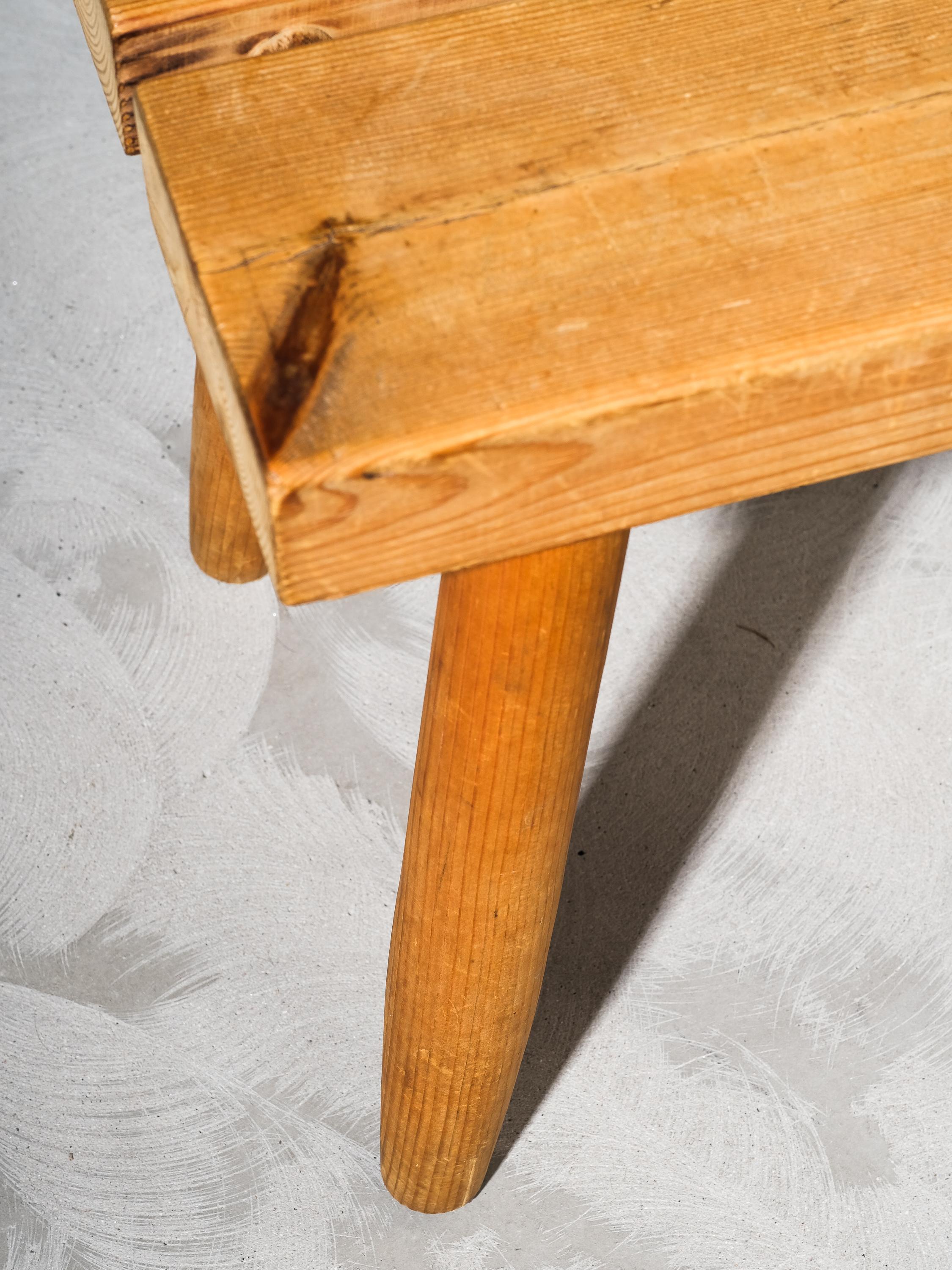 Hocker aus Kiefernholz aus der Jahrhundertmitte, Finnland, 1960er Jahre (Mitte des 20. Jahrhunderts) im Angebot
