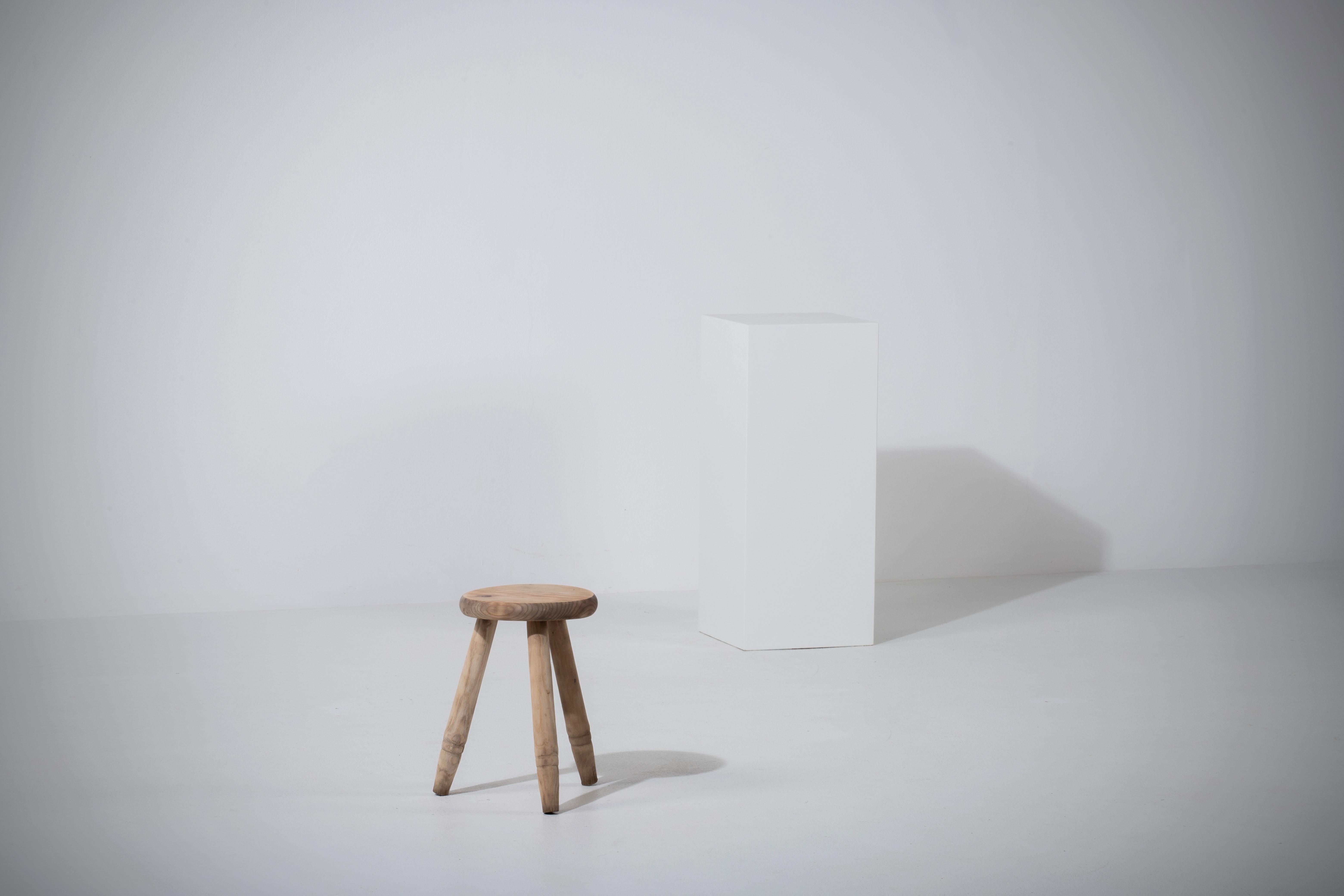Introducing a fantastic mid-century wooden stool, crafted in France during the 1960s. This piece is constructed without the use of hardware, boasting an elegant round seat and gracefully tapered legs, all made from rich pine wood.

The design is a